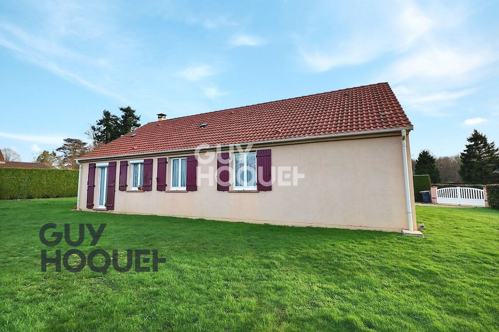 Aux alentours de Beaumont le Roger, dans un village avec école