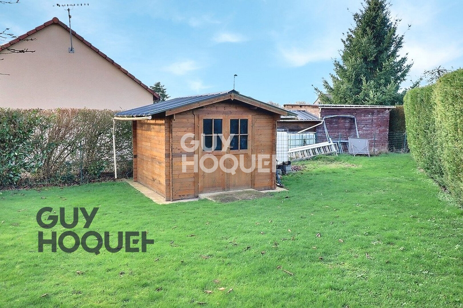 Aux alentours de Beaumont le Roger, dans un village avec école