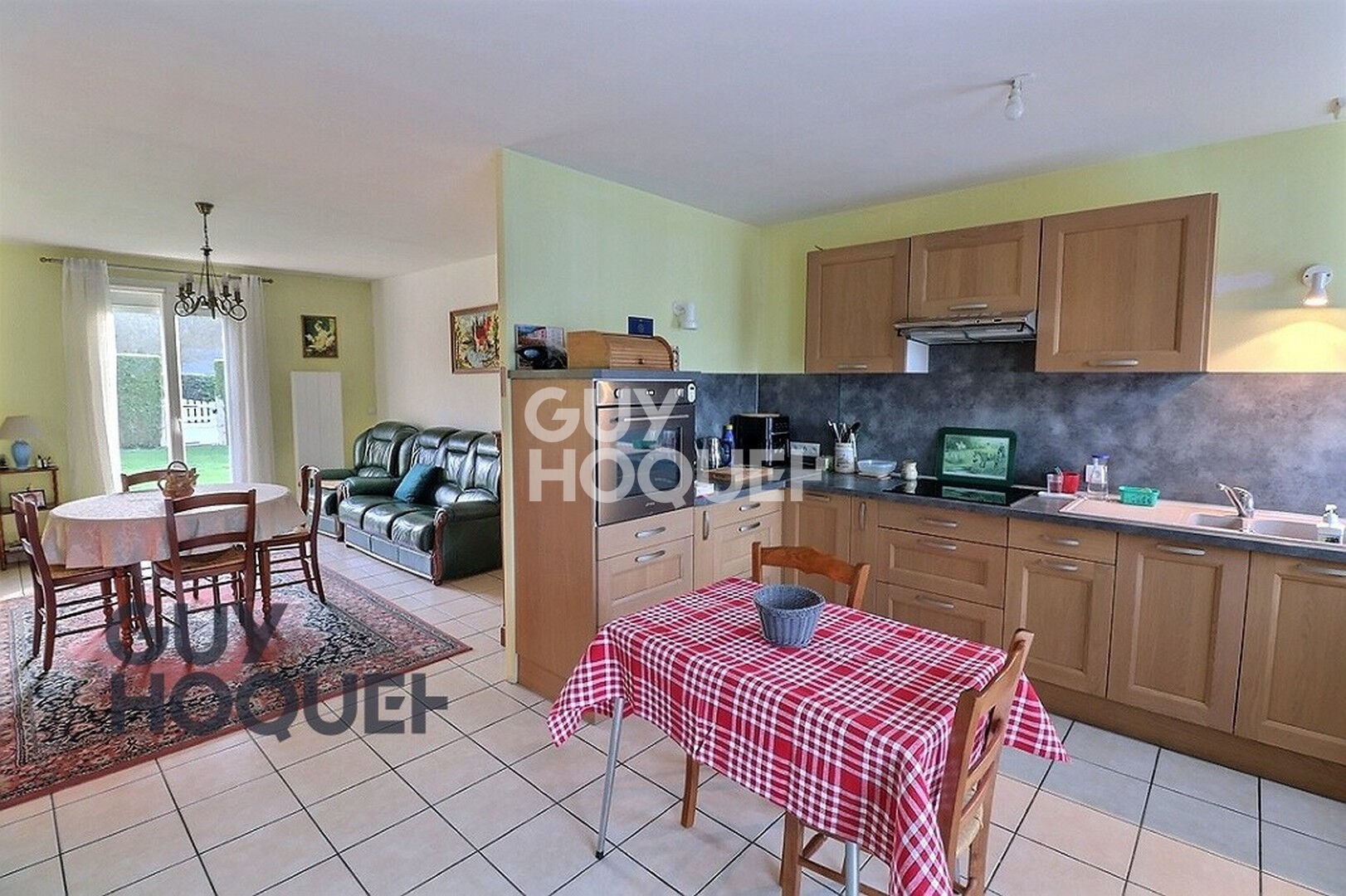 Aux alentours de Beaumont le Roger, dans un village avec école