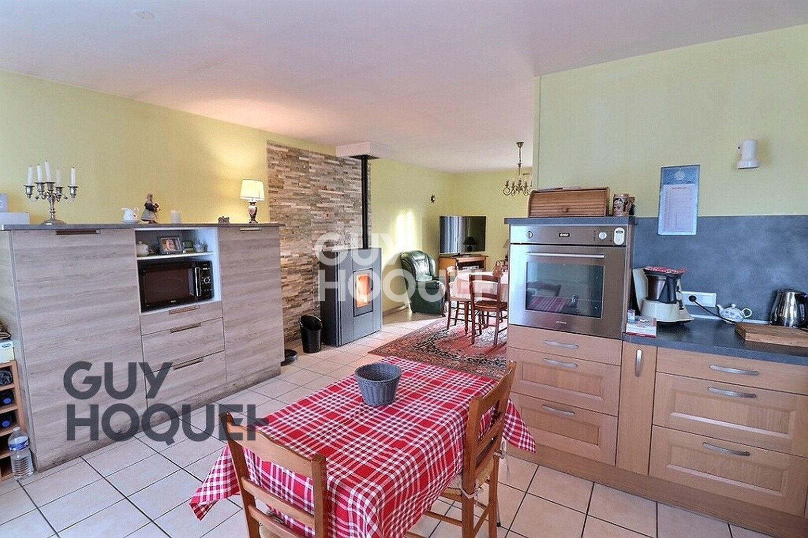 Aux alentours de Beaumont le Roger, dans un village avec école