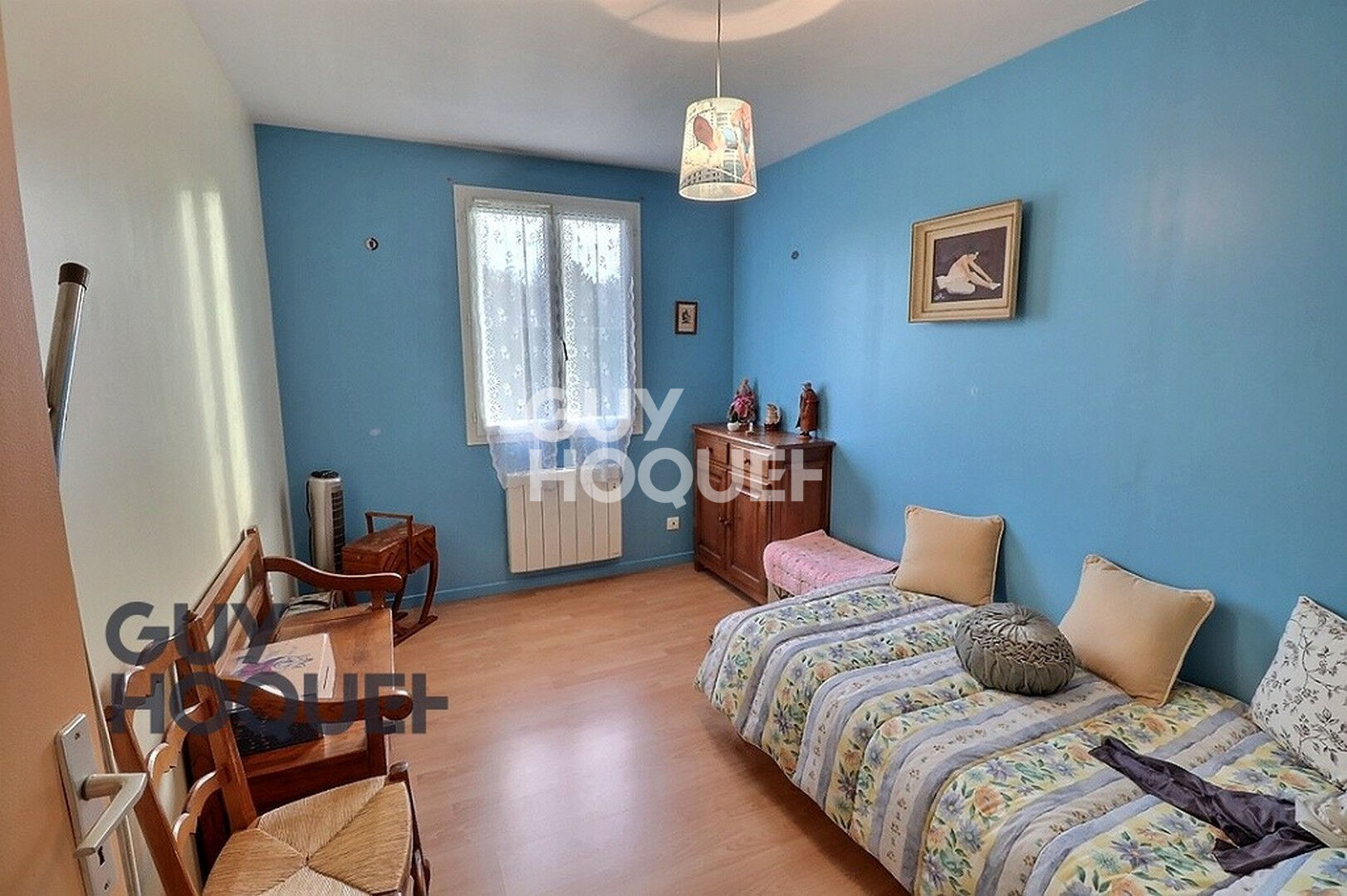 Aux alentours de Beaumont le Roger, dans un village avec école