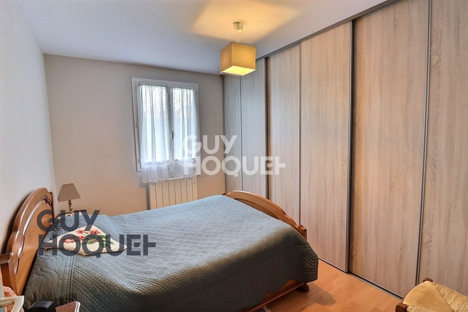 Aux alentours de Beaumont le Roger, dans un village avec école