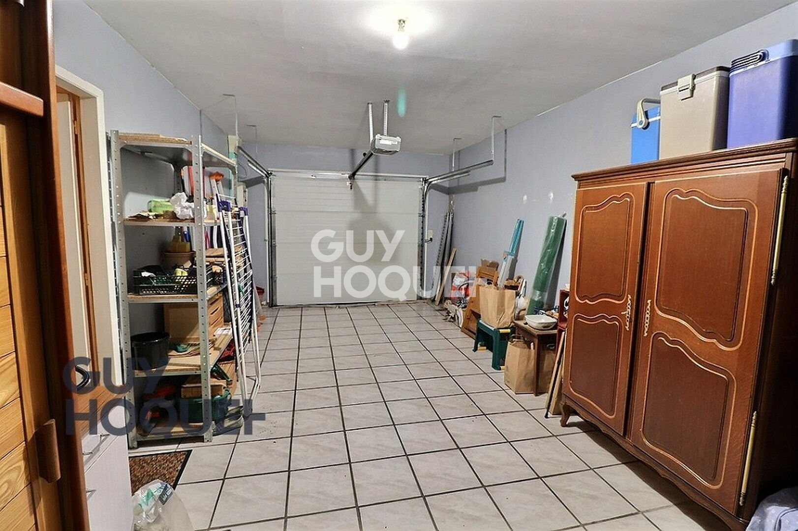 Aux alentours de Beaumont le Roger, dans un village avec école