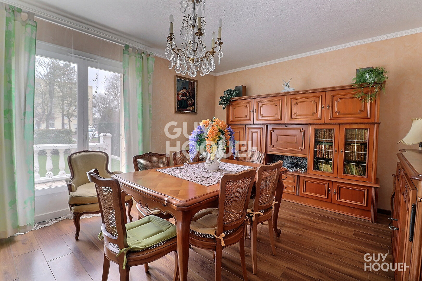 Bernay, commerces, transports et écoles à pied