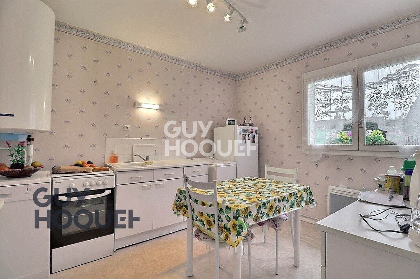 Bernay, commerces, transports et écoles à pied