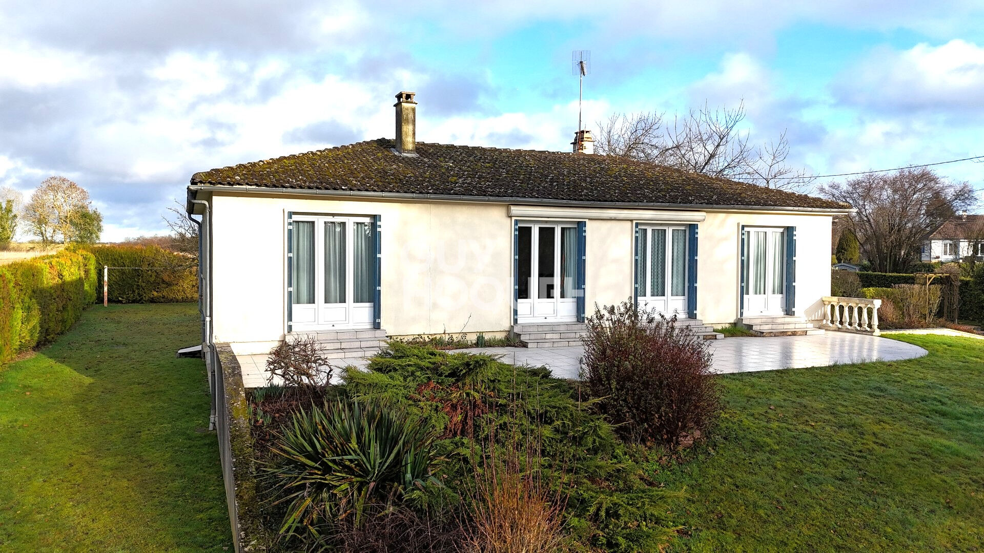 5 km de Bernay, dans un petit hameau , 6 minutes en voiture de la gare