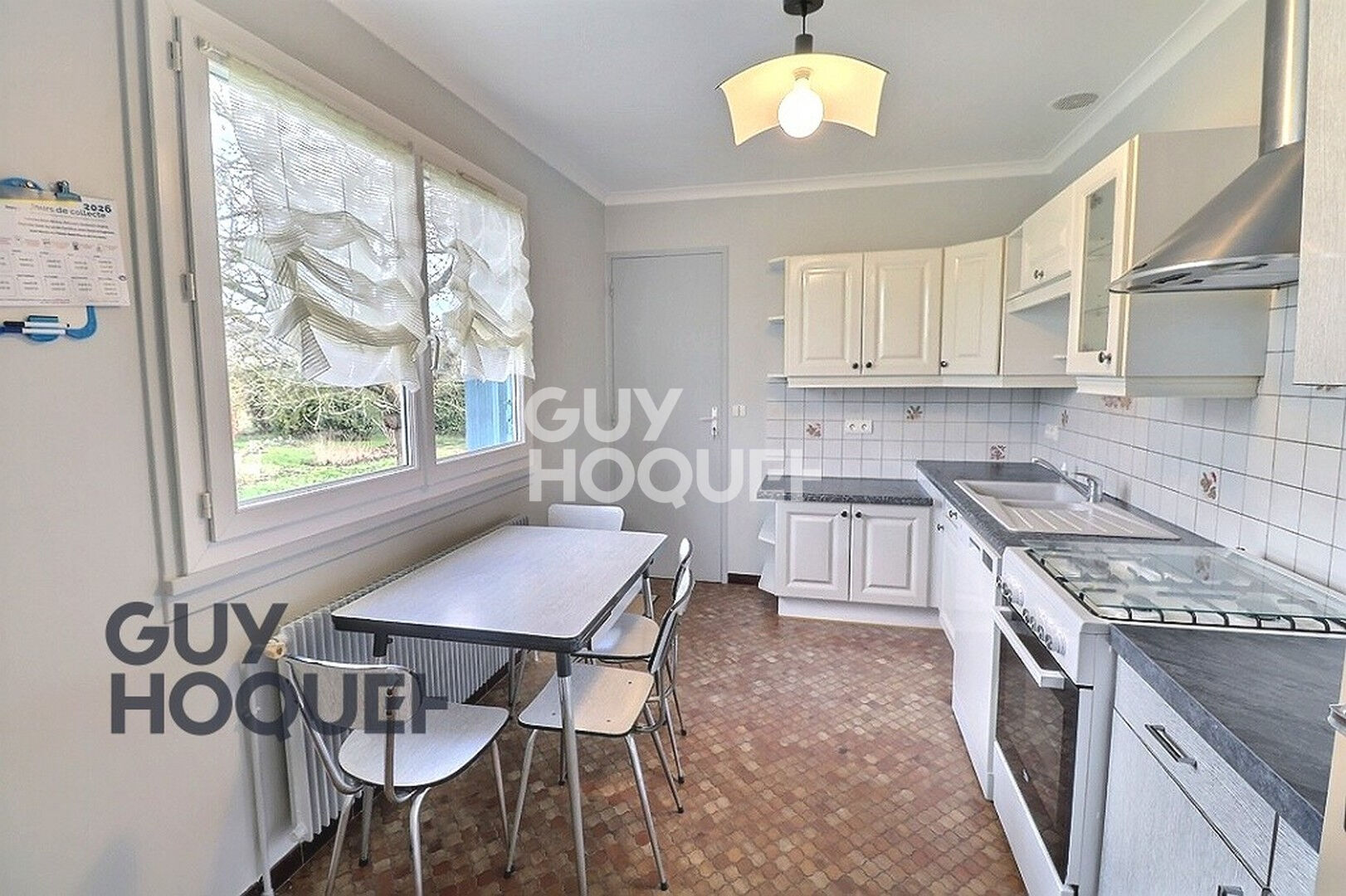 5 km de Bernay, dans un petit hameau , 6 minutes en voiture de la gare