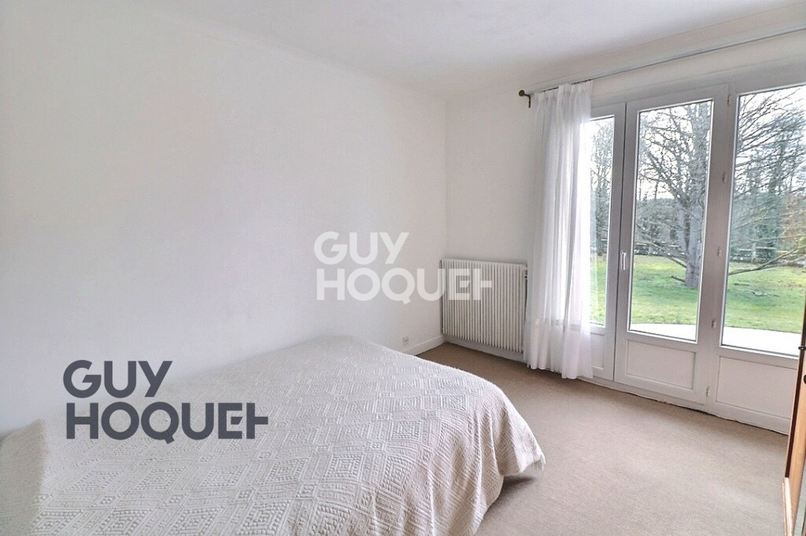 5 km de Bernay, dans un petit hameau , 6 minutes en voiture de la gare