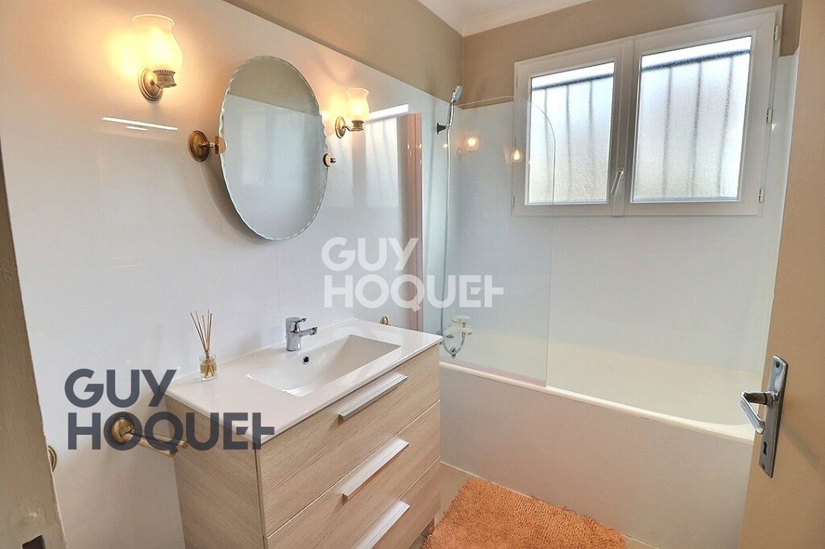 5 km de Bernay, dans un petit hameau , 6 minutes en voiture de la gare