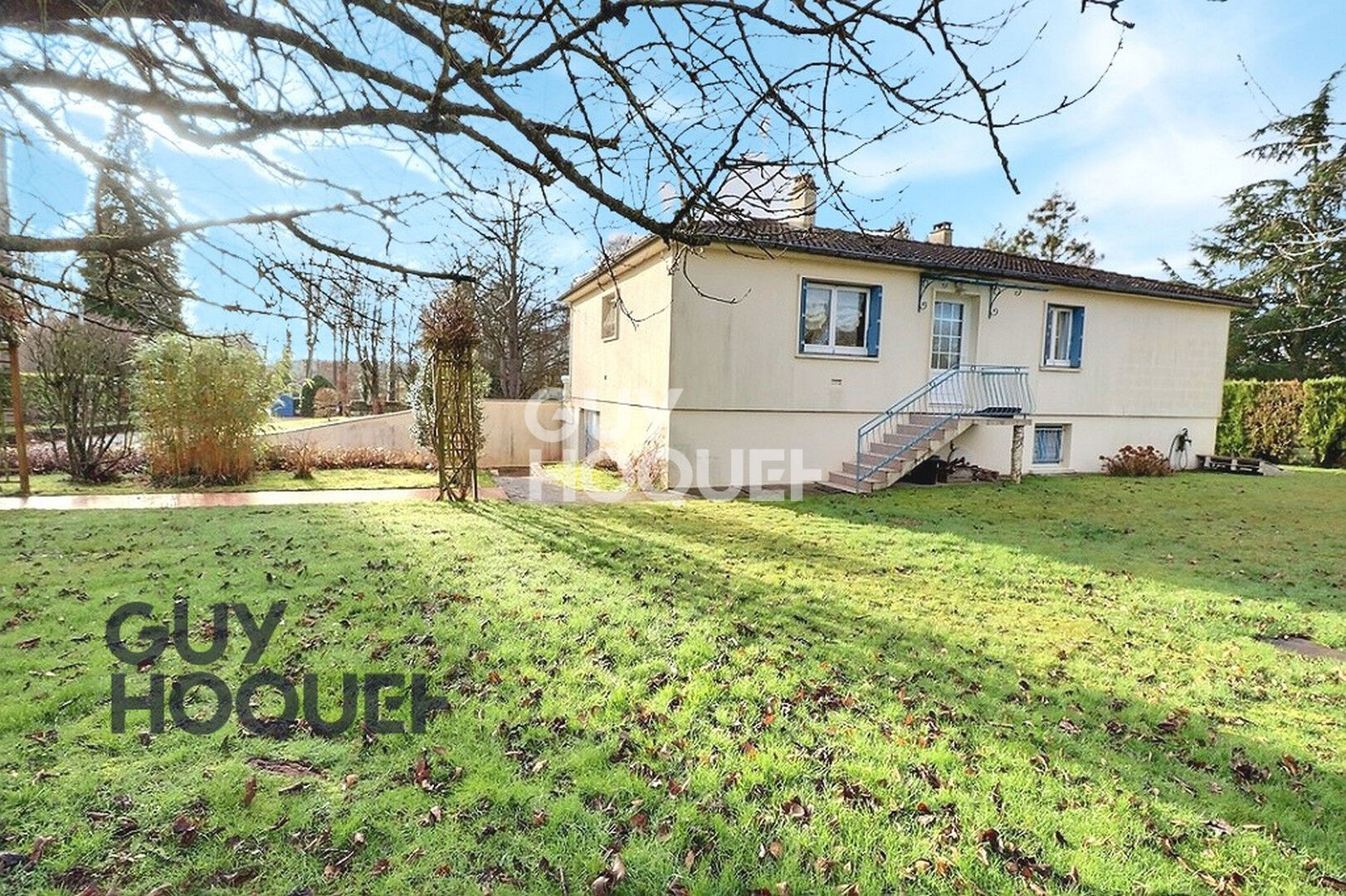 5 km de Bernay, dans un petit hameau , 6 minutes en voiture de la gare