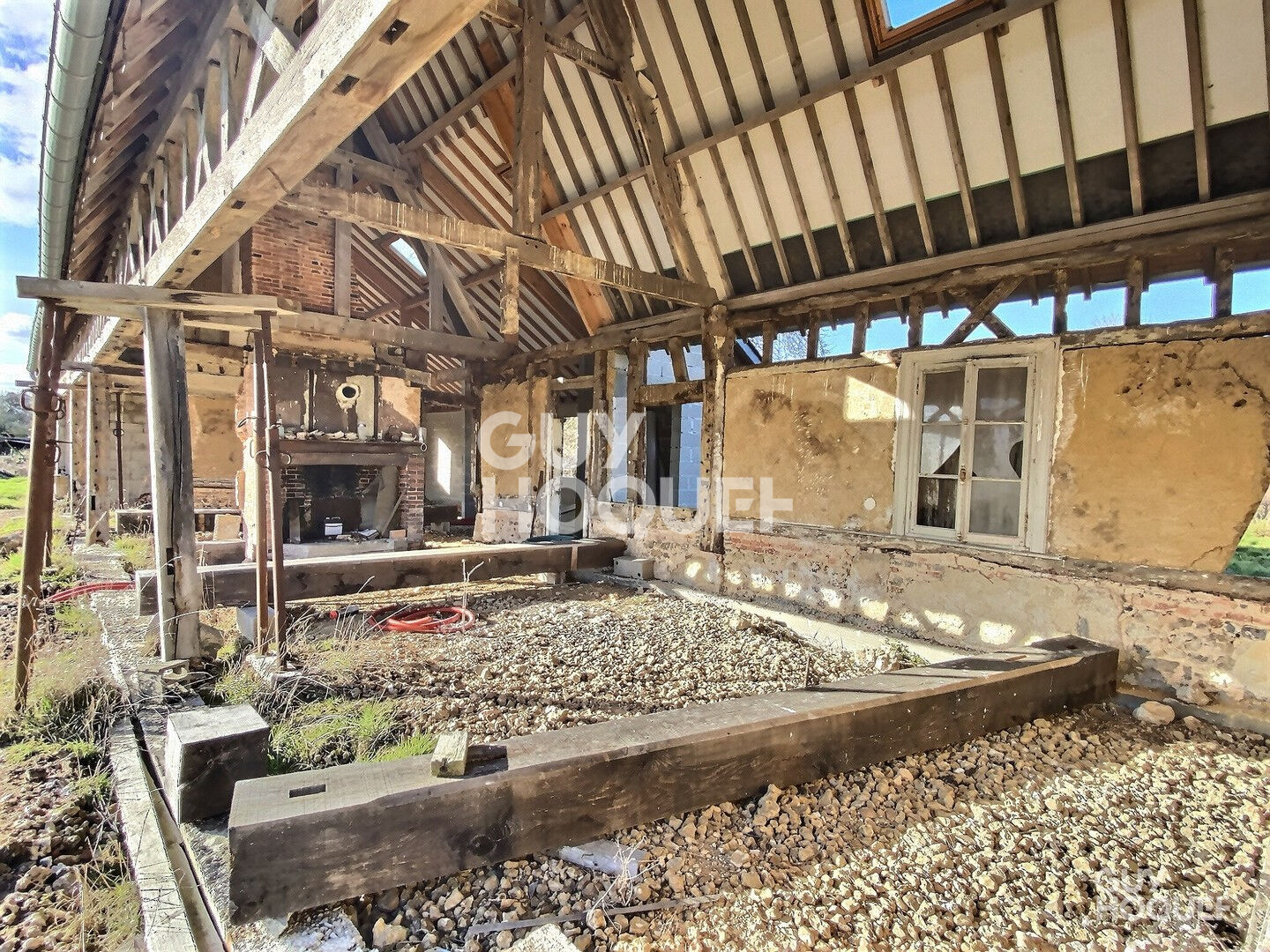 Maison à restaurer sur 2 hectares de terrain