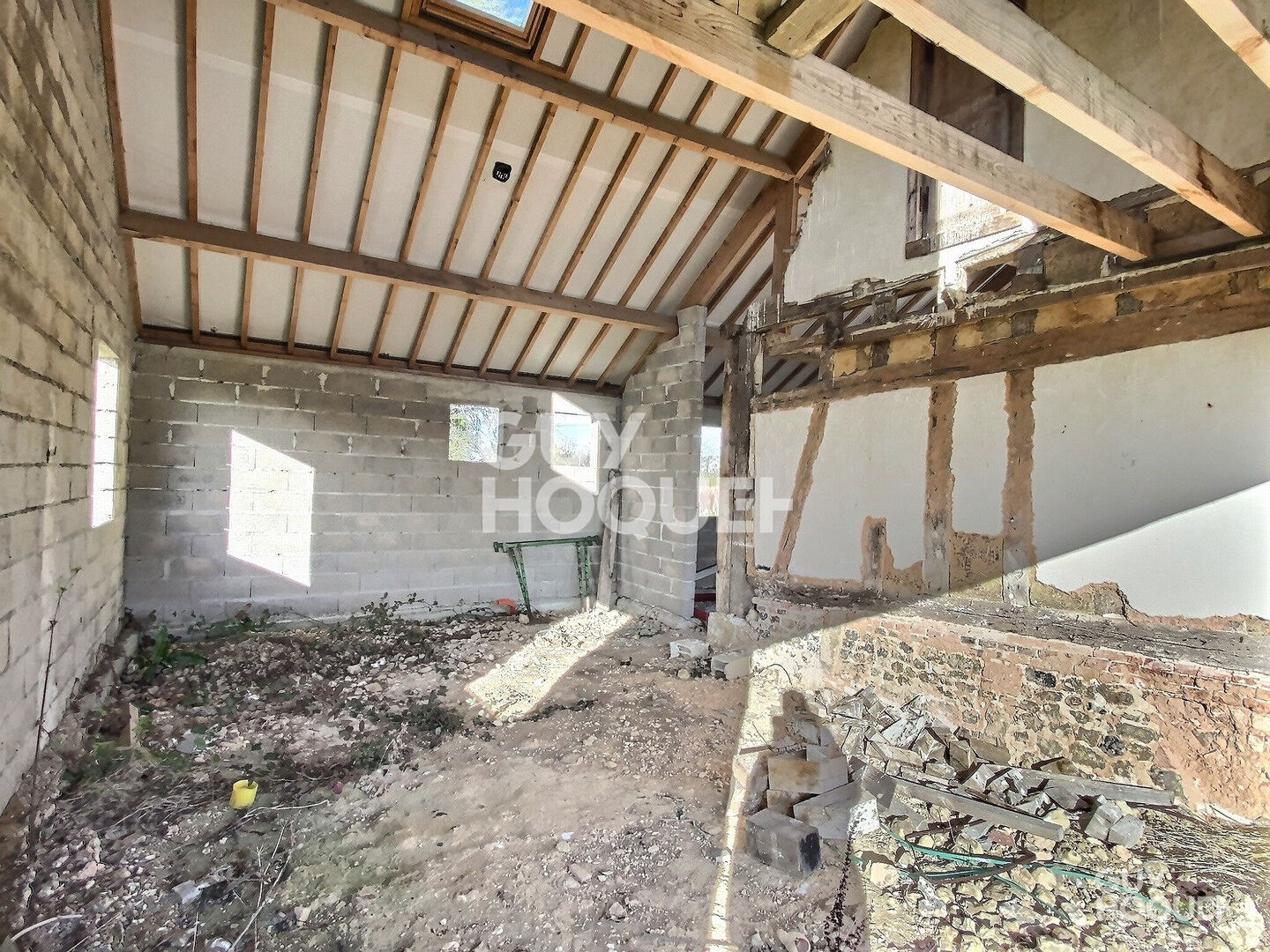 Maison à restaurer sur 2 hectares de terrain