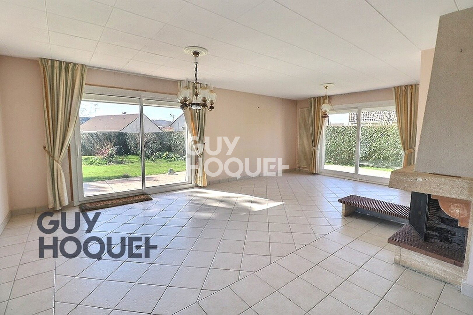 Bourg tous commerces à pied et écoles.