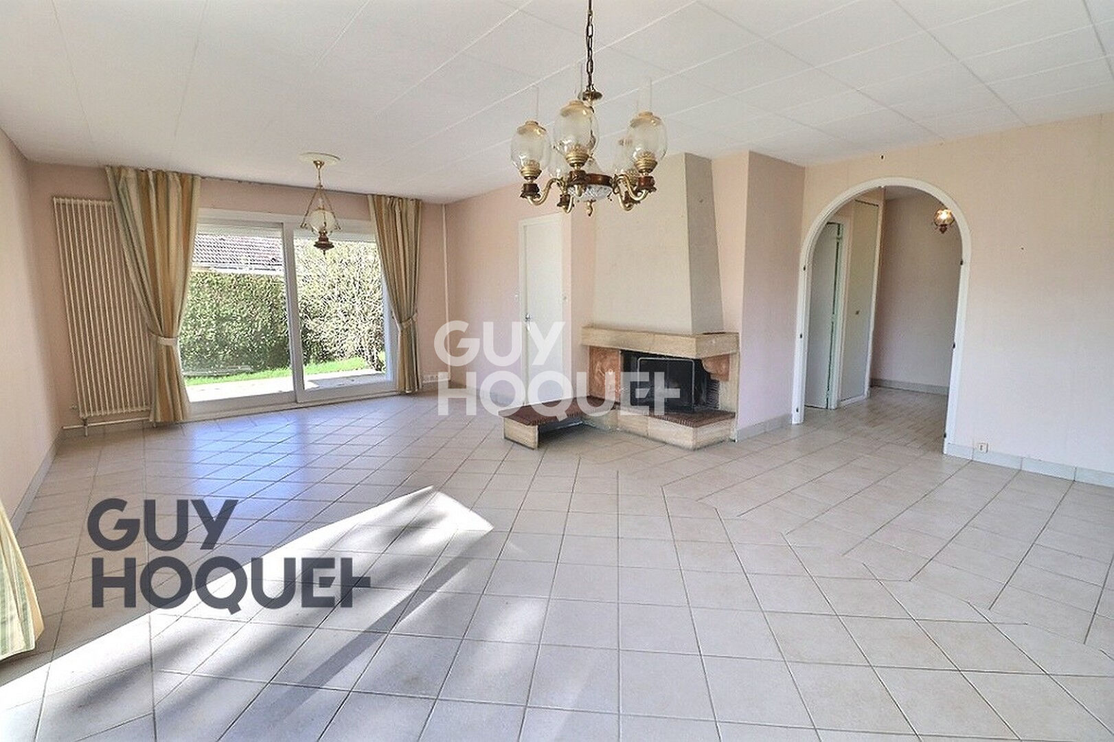 Bourg tous commerces à pied et écoles.