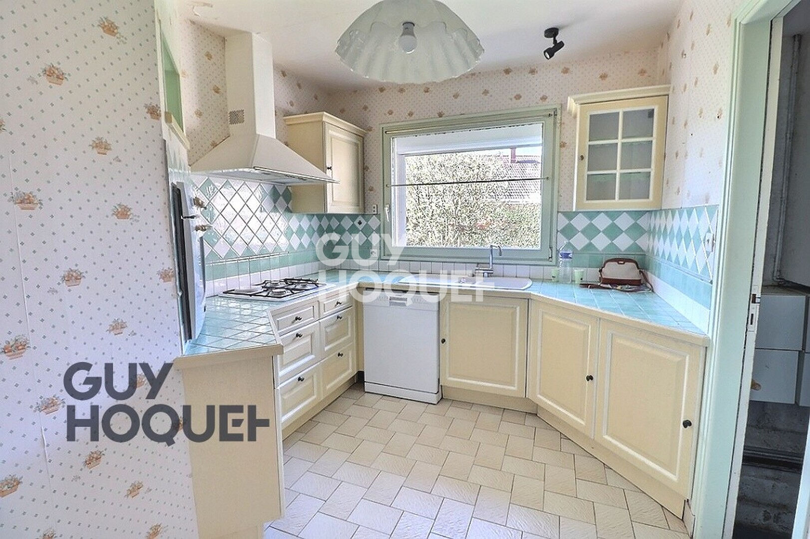 Bourg tous commerces à pied et écoles.