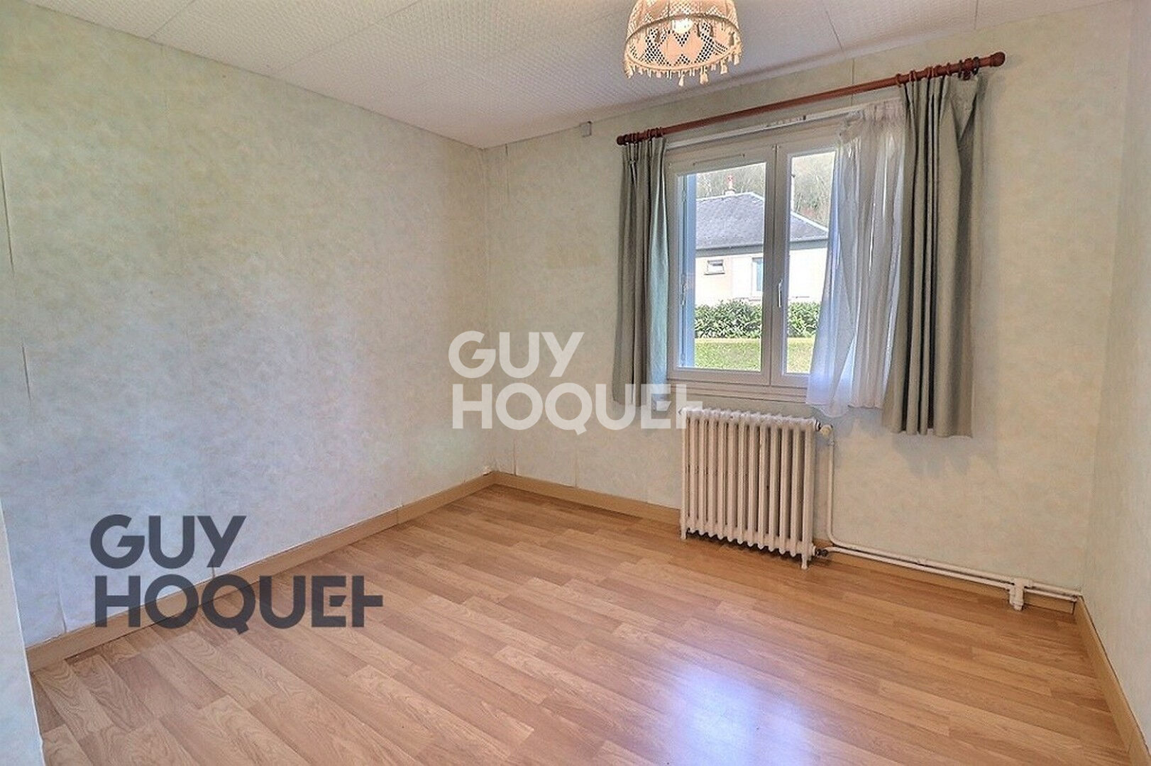 Bourg tous commerces à pied et écoles.