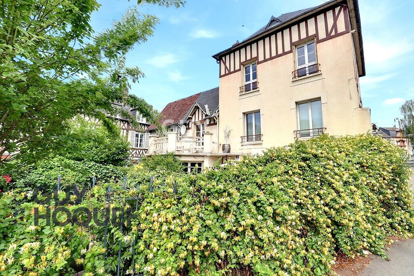 Ensemble immobilier au coeur de BERNAY