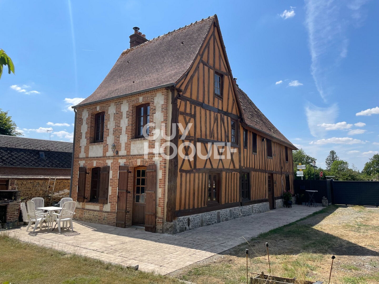 Mesnil en Ouche, proximité du château de Beaumesnil, tous commerces à pied.