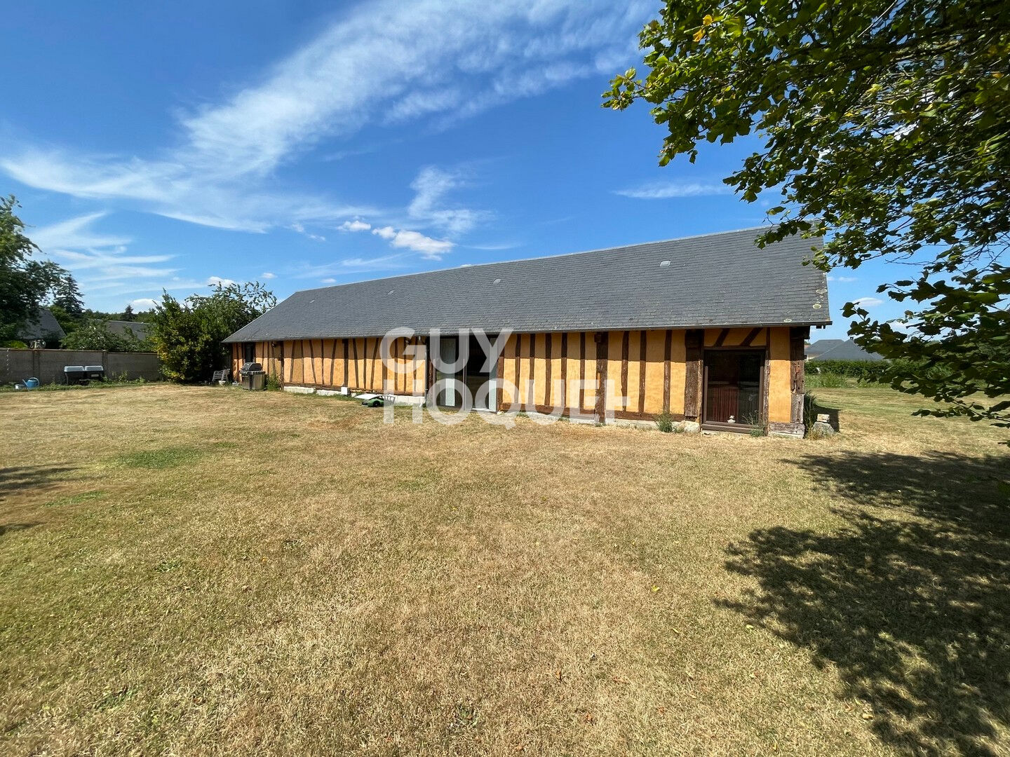 Mesnil en Ouche, proximité du château de Beaumesnil, tous commerces à pied.