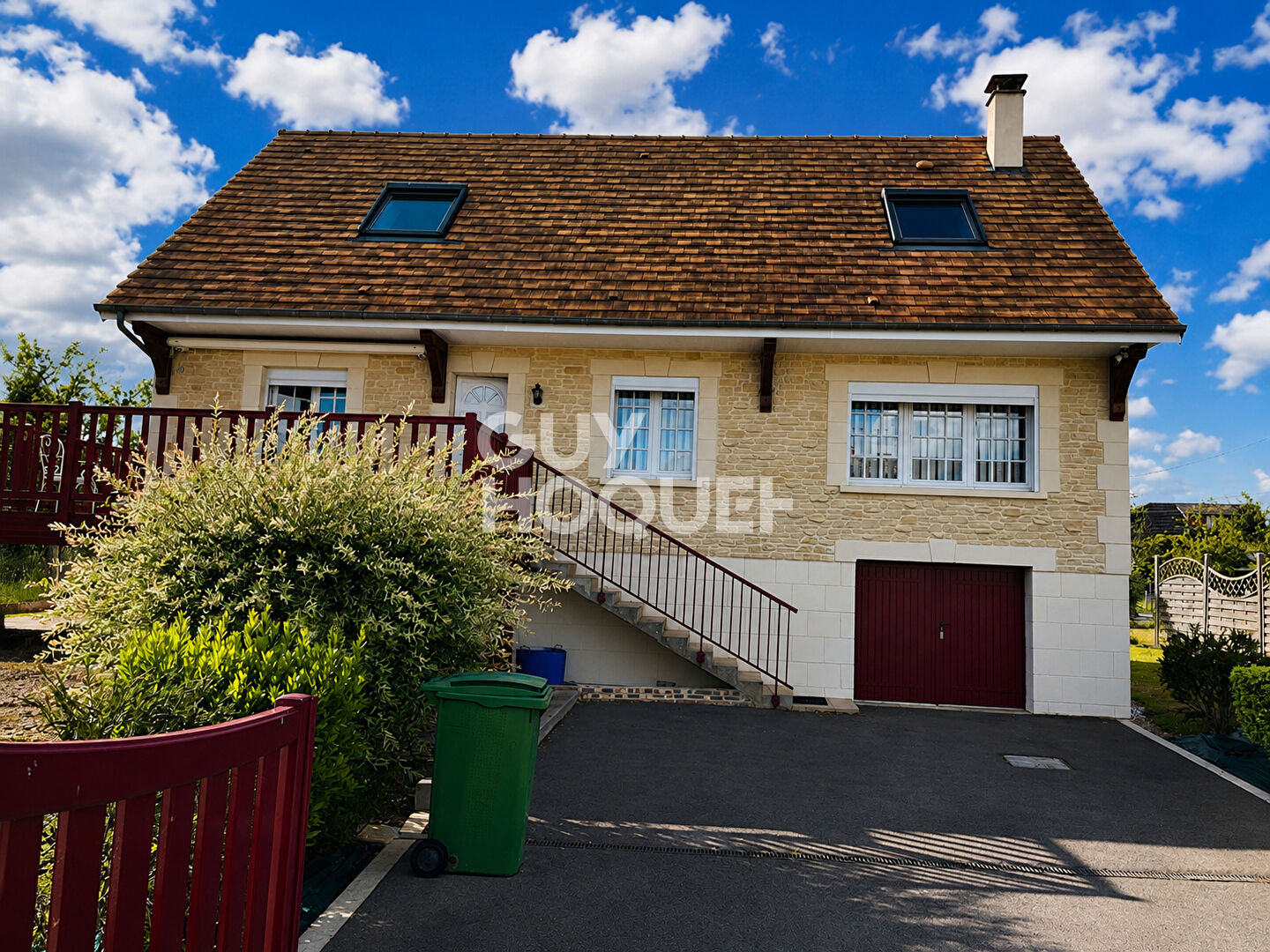 Menneval, Maison familiale de 4 chambres avec sous-sol complet.