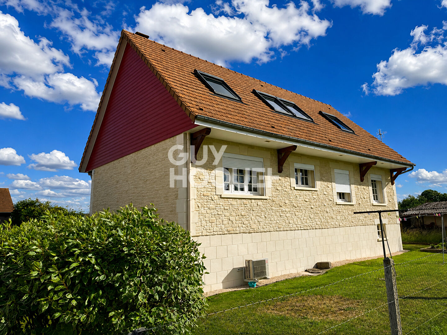Menneval, Maison familiale de 4 chambres avec sous-sol complet.