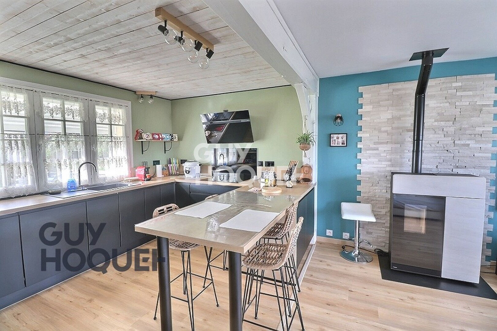 Menneval, Maison familiale de 4 chambres avec sous-sol complet.