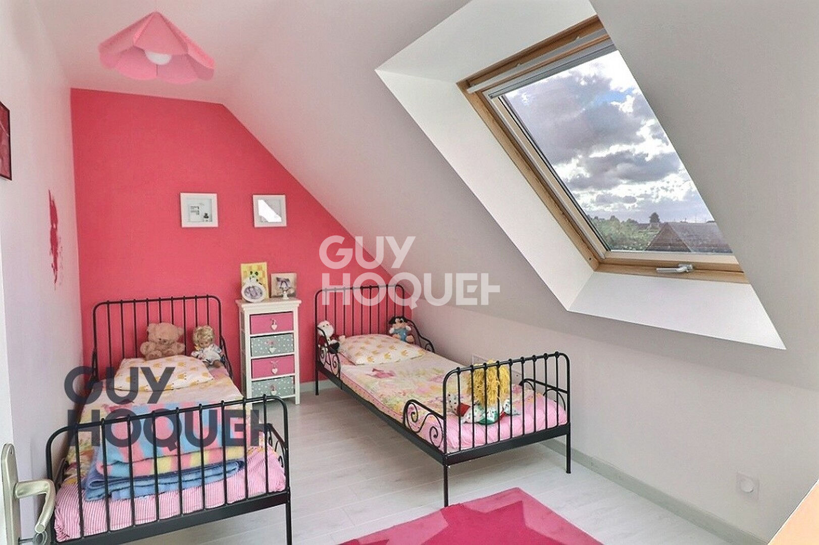 Menneval, Maison familiale de 4 chambres avec sous-sol complet.