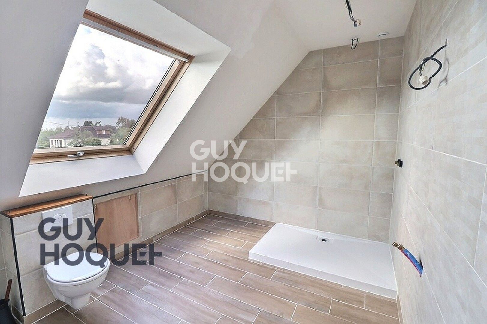 Menneval, Maison familiale de 4 chambres avec sous-sol complet.