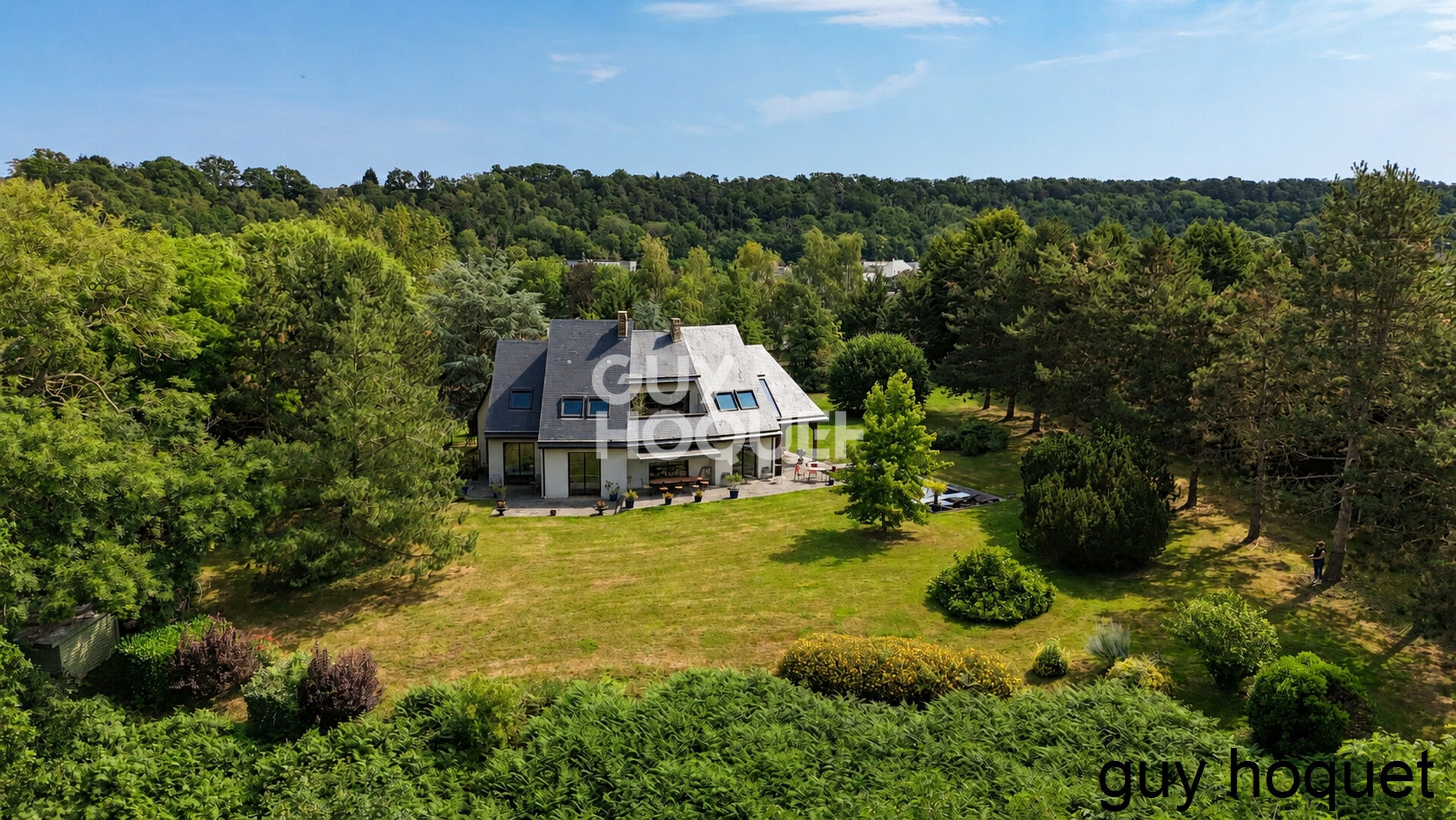 Maison Contemporaine avec piscine et jolie  vue dégagée