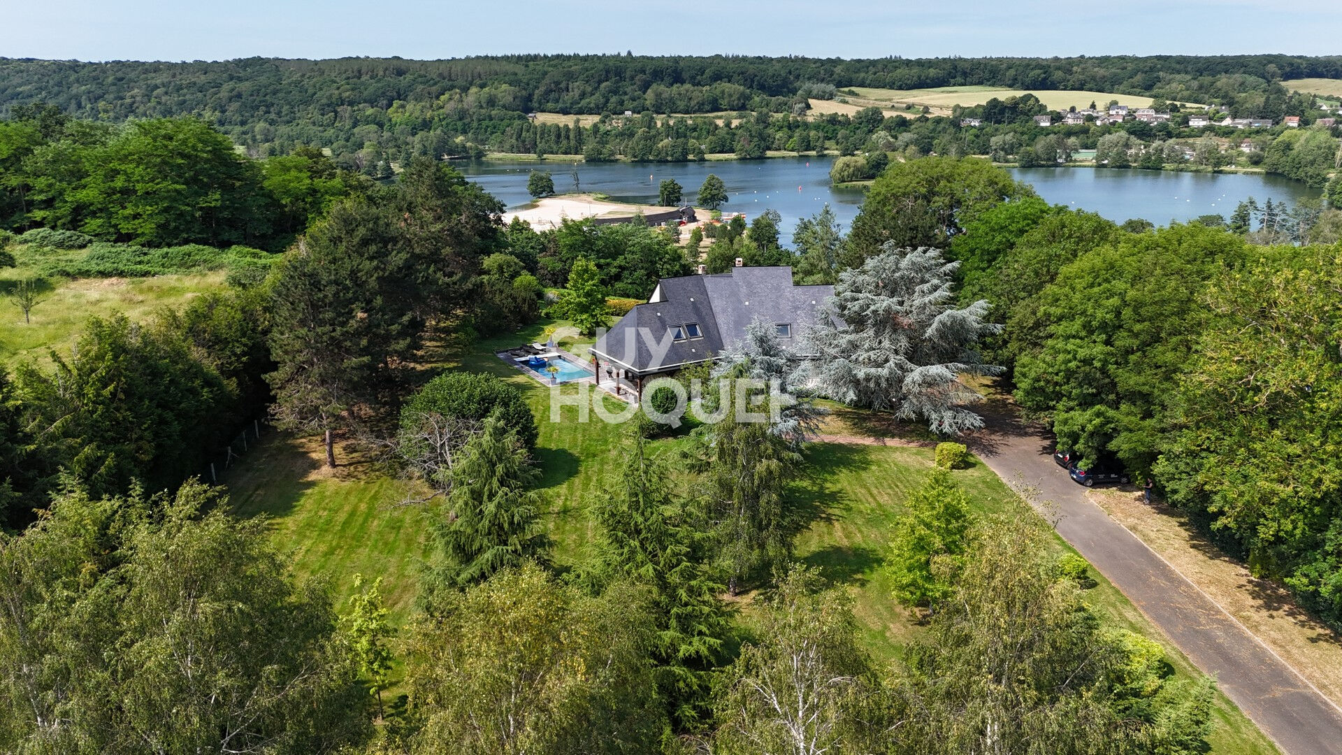 Maison Contemporaine avec piscine et jolie  vue dégagée