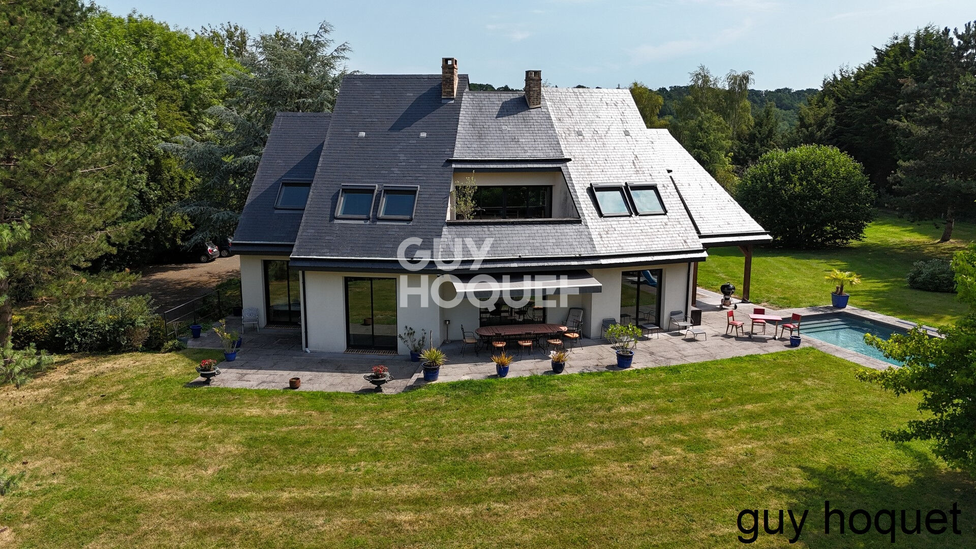 Maison Contemporaine avec piscine et jolie  vue dégagée