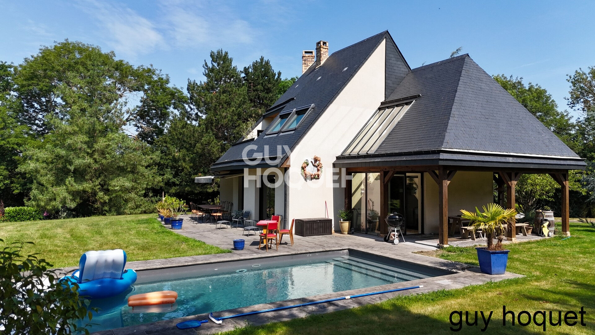 Maison Contemporaine avec piscine et jolie  vue dégagée
