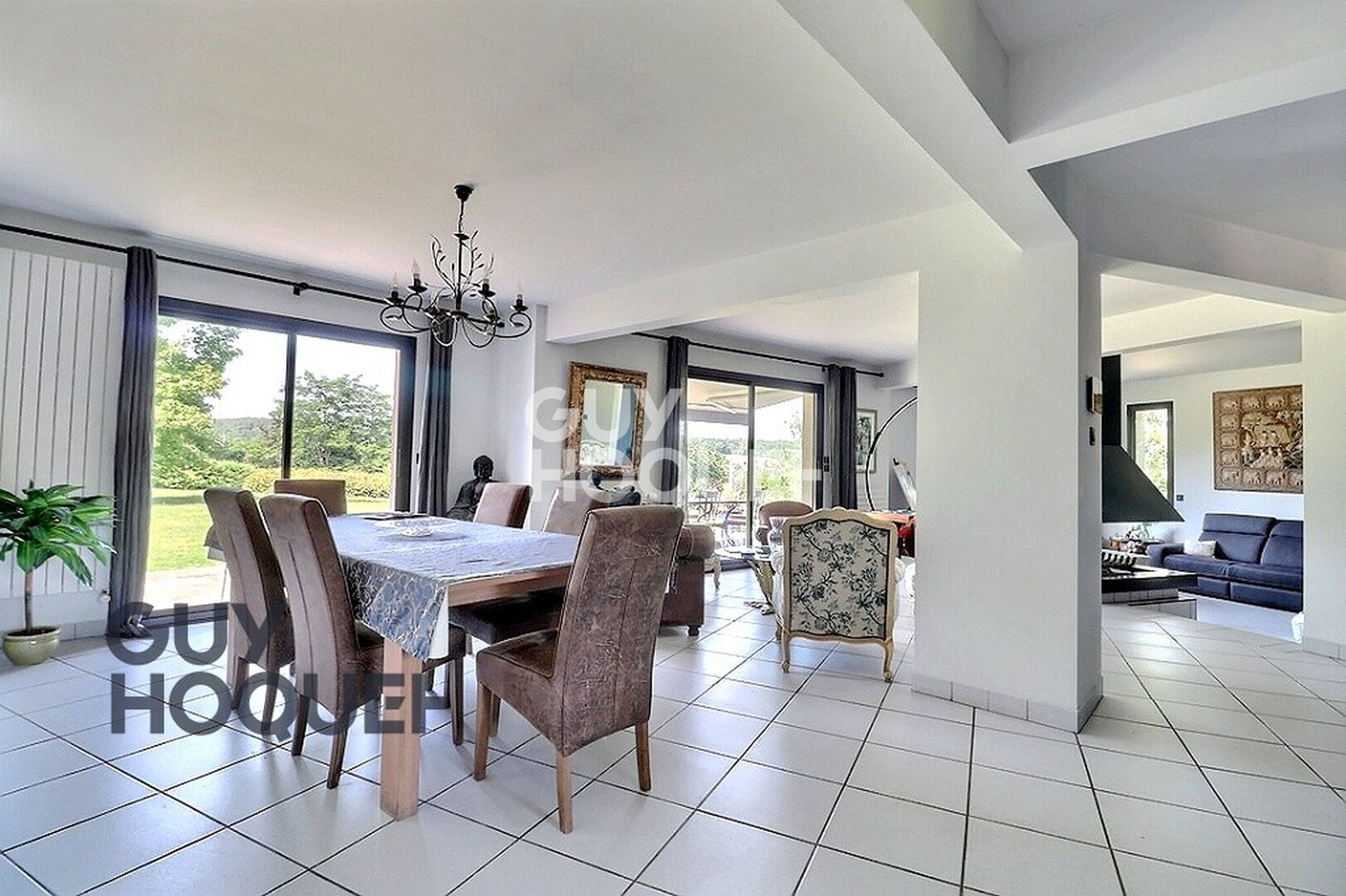 Maison Contemporaine avec piscine et jolie  vue dégagée