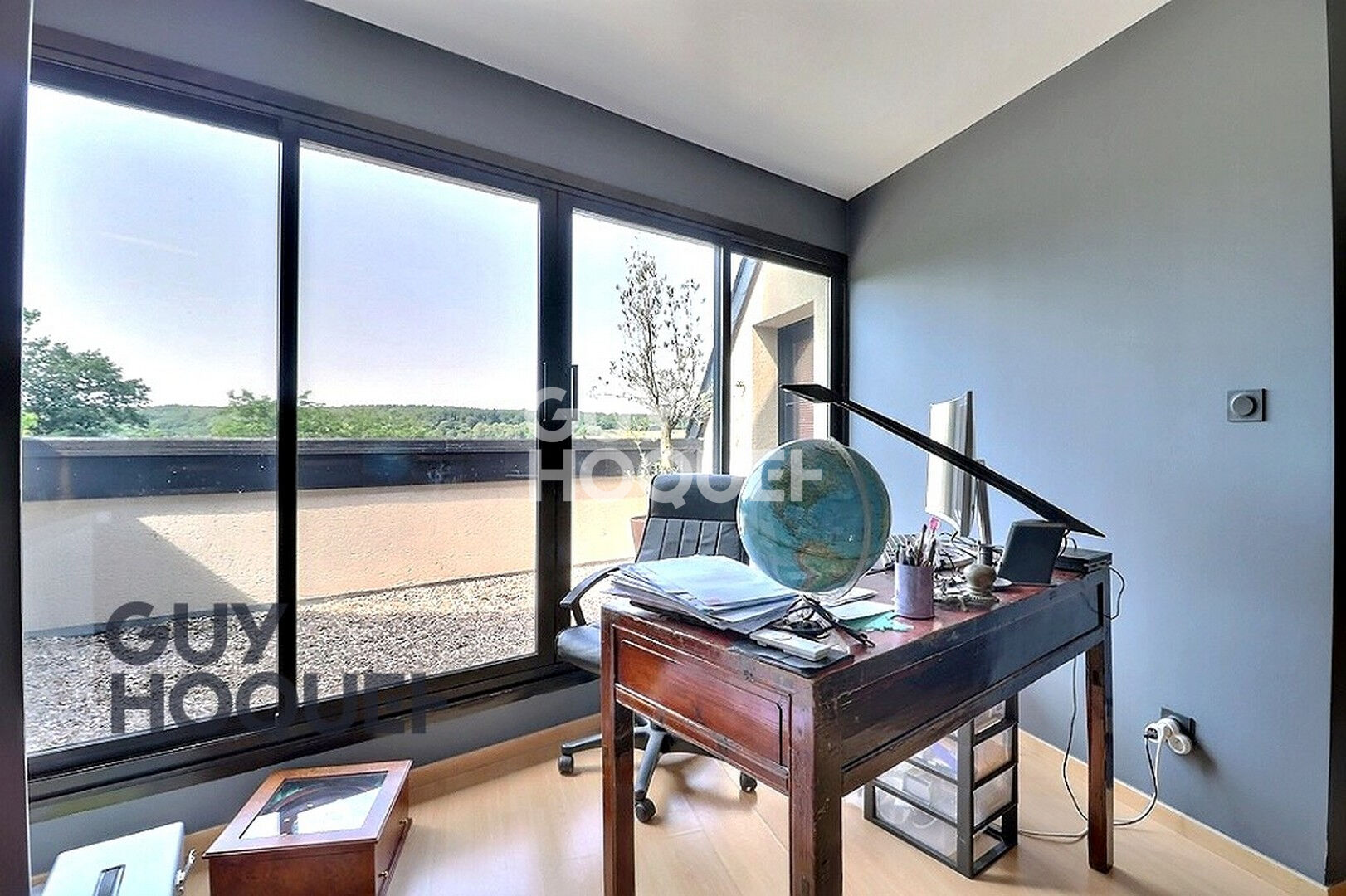 Maison Contemporaine avec piscine et jolie  vue dégagée
