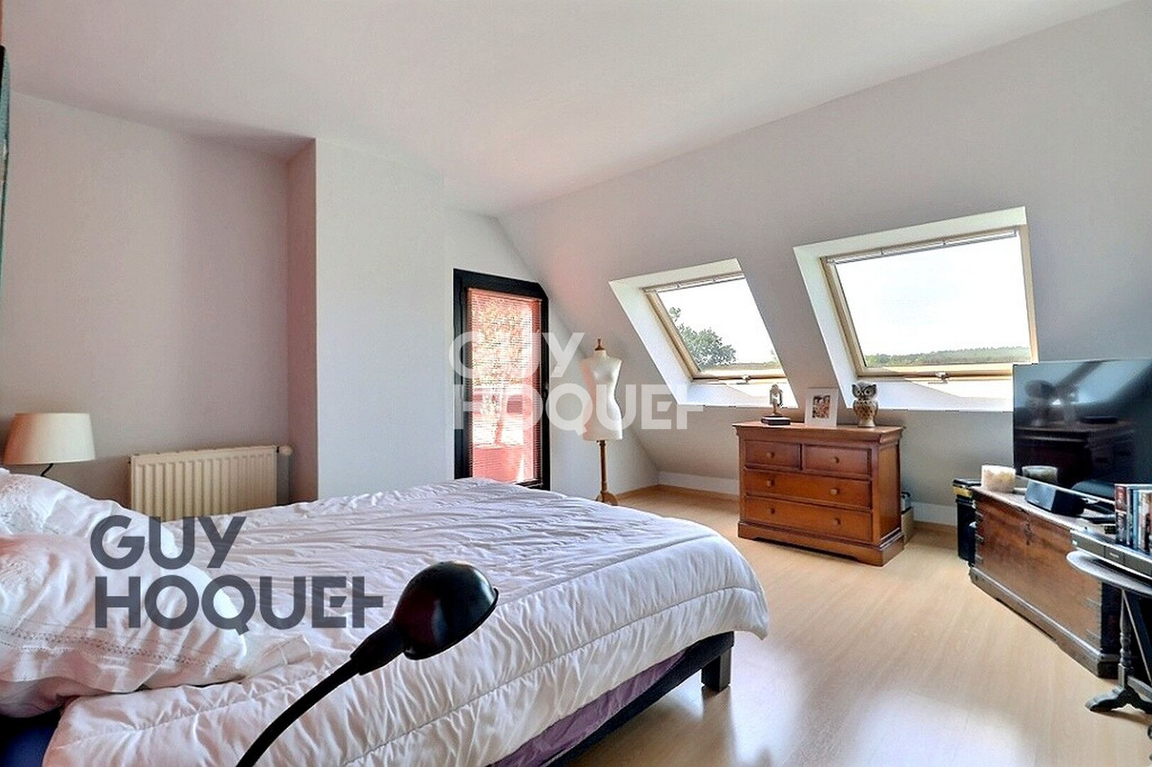 Maison Contemporaine avec piscine et jolie  vue dégagée