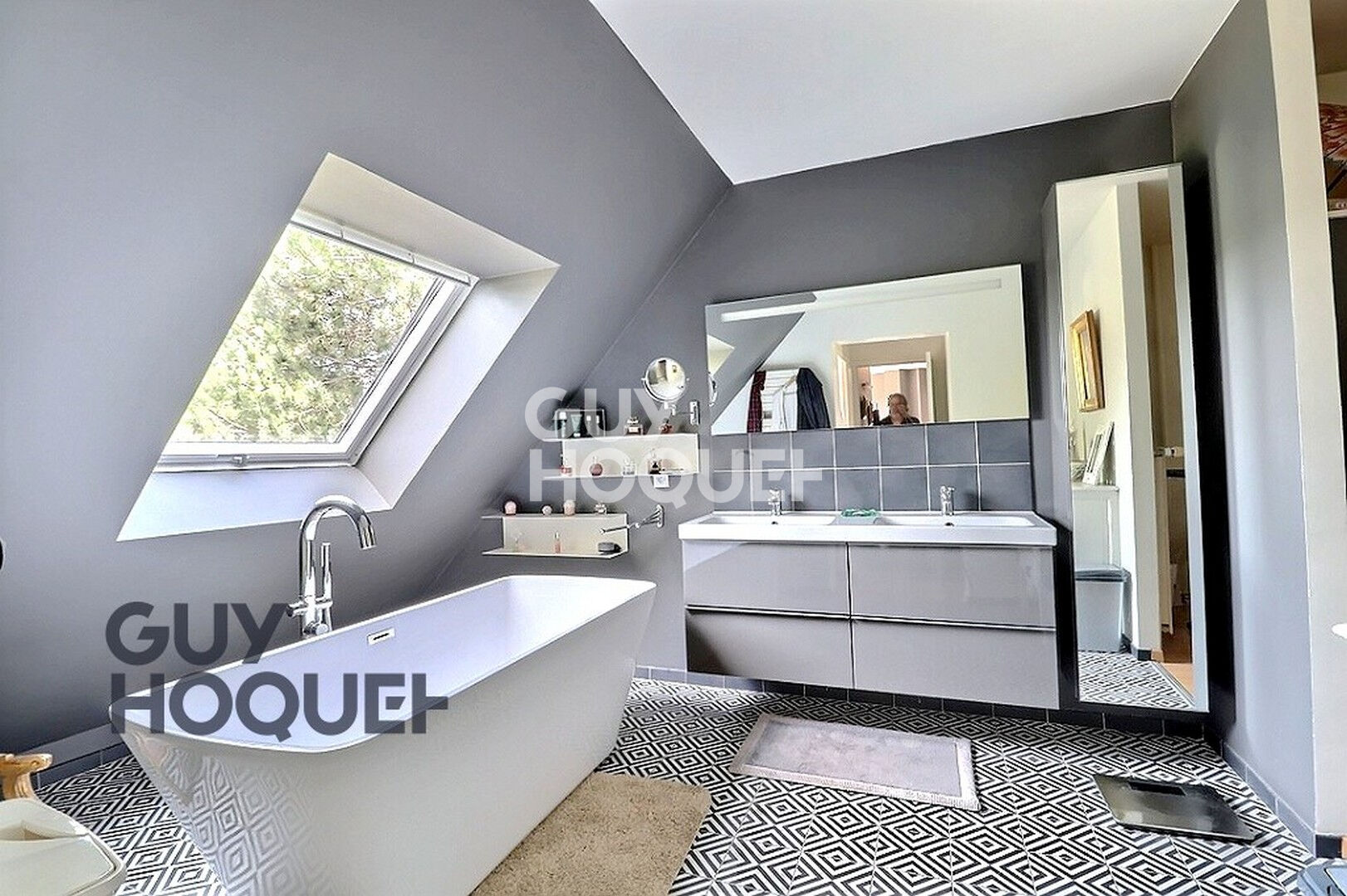 Maison Contemporaine avec piscine et jolie  vue dégagée