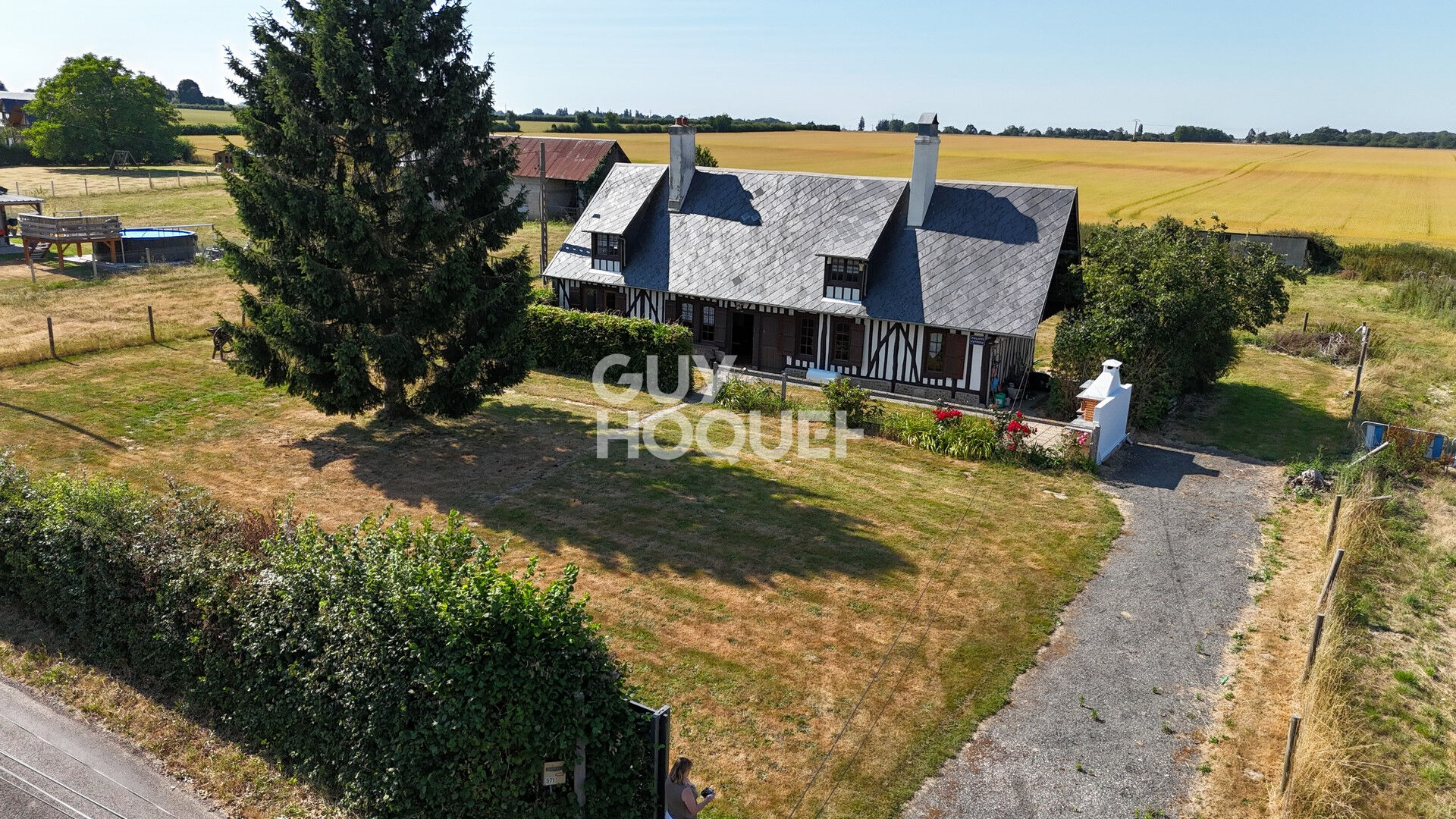 A seulement 5 km de Bernay, à la campagne dans un petit hameau .
