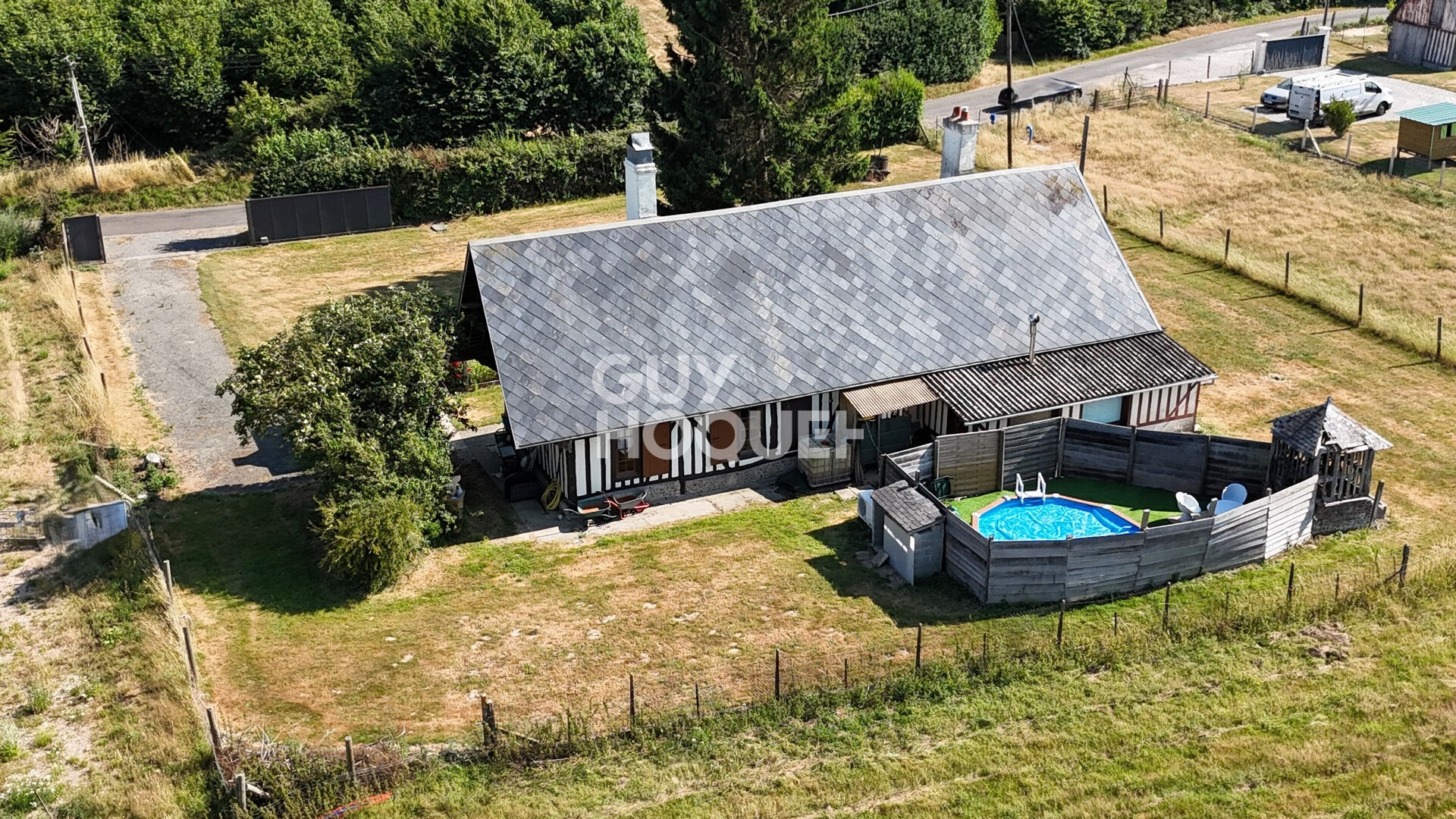 A seulement 5 km de Bernay, à la campagne dans un petit hameau .