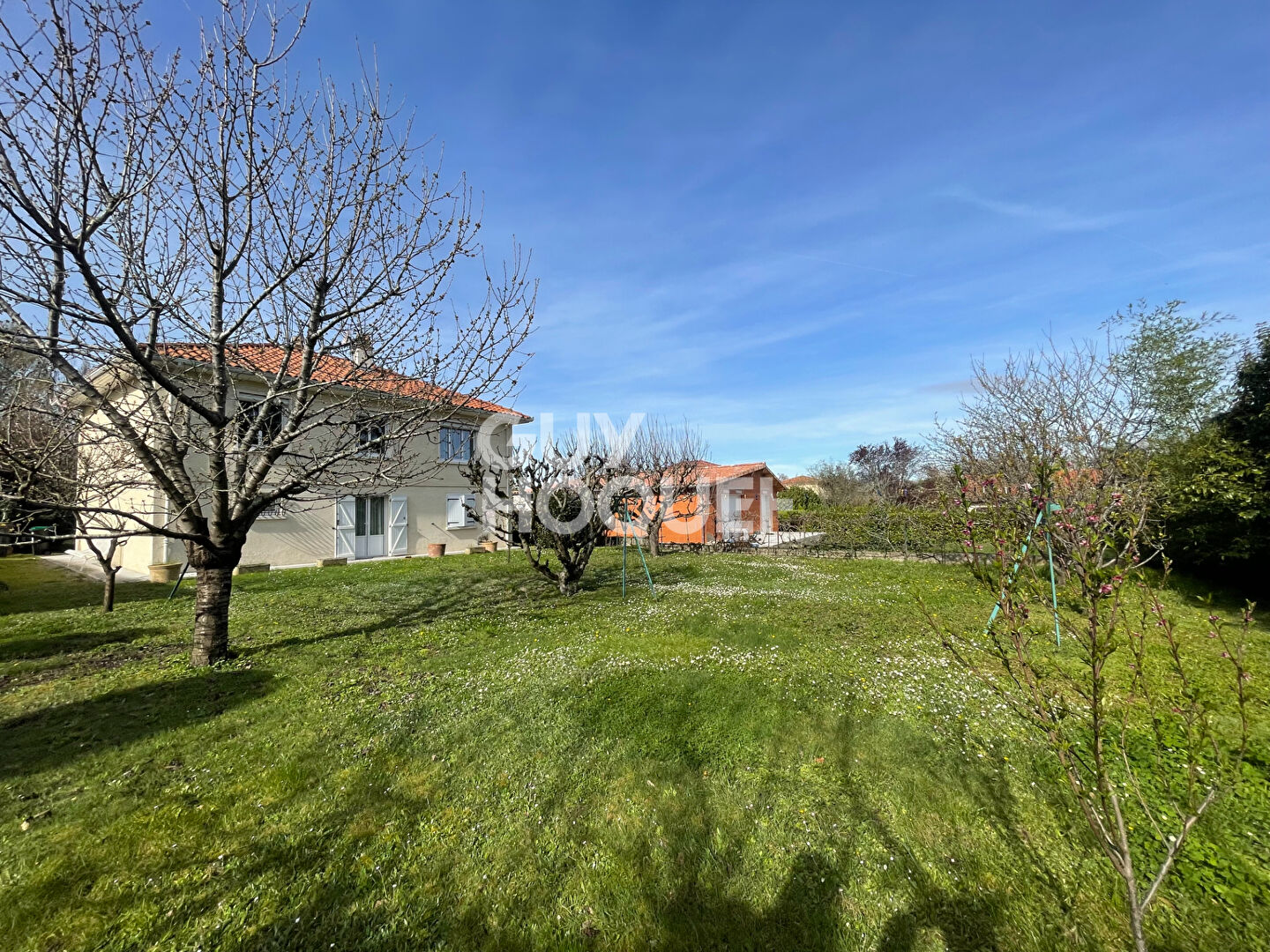 Maison familiale avec grand terrain et garage