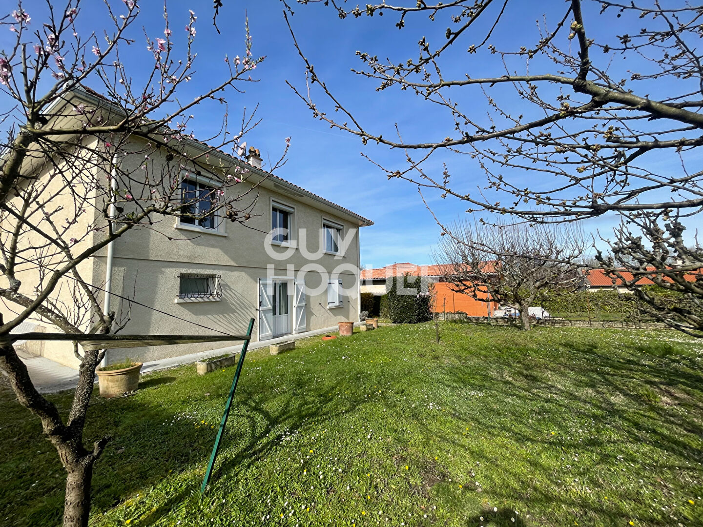 Maison familiale avec grand terrain et garage