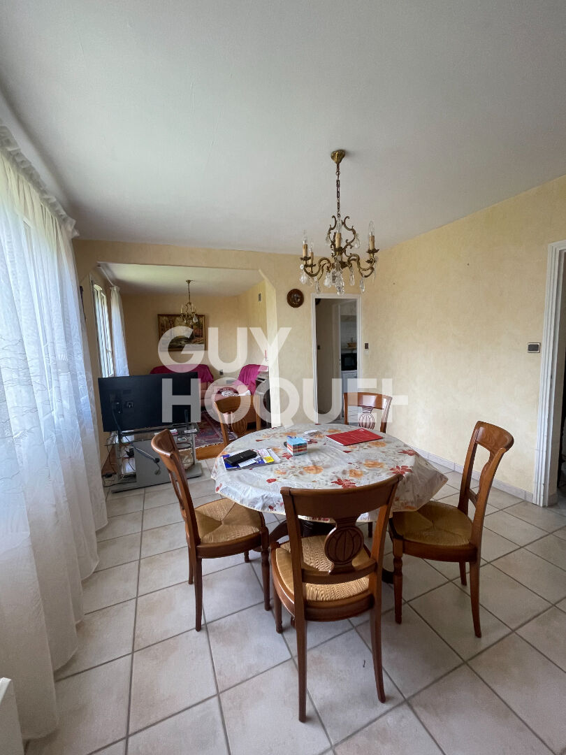 Maison familiale avec grand terrain et garage