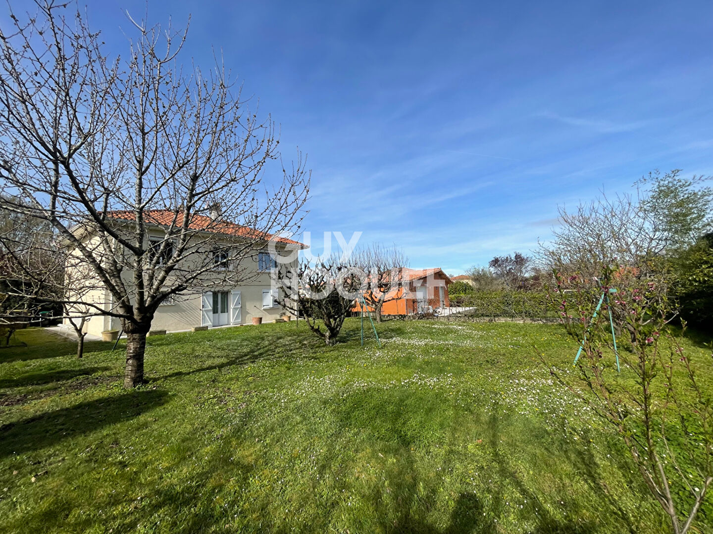 Maison familiale avec grand terrain et garage