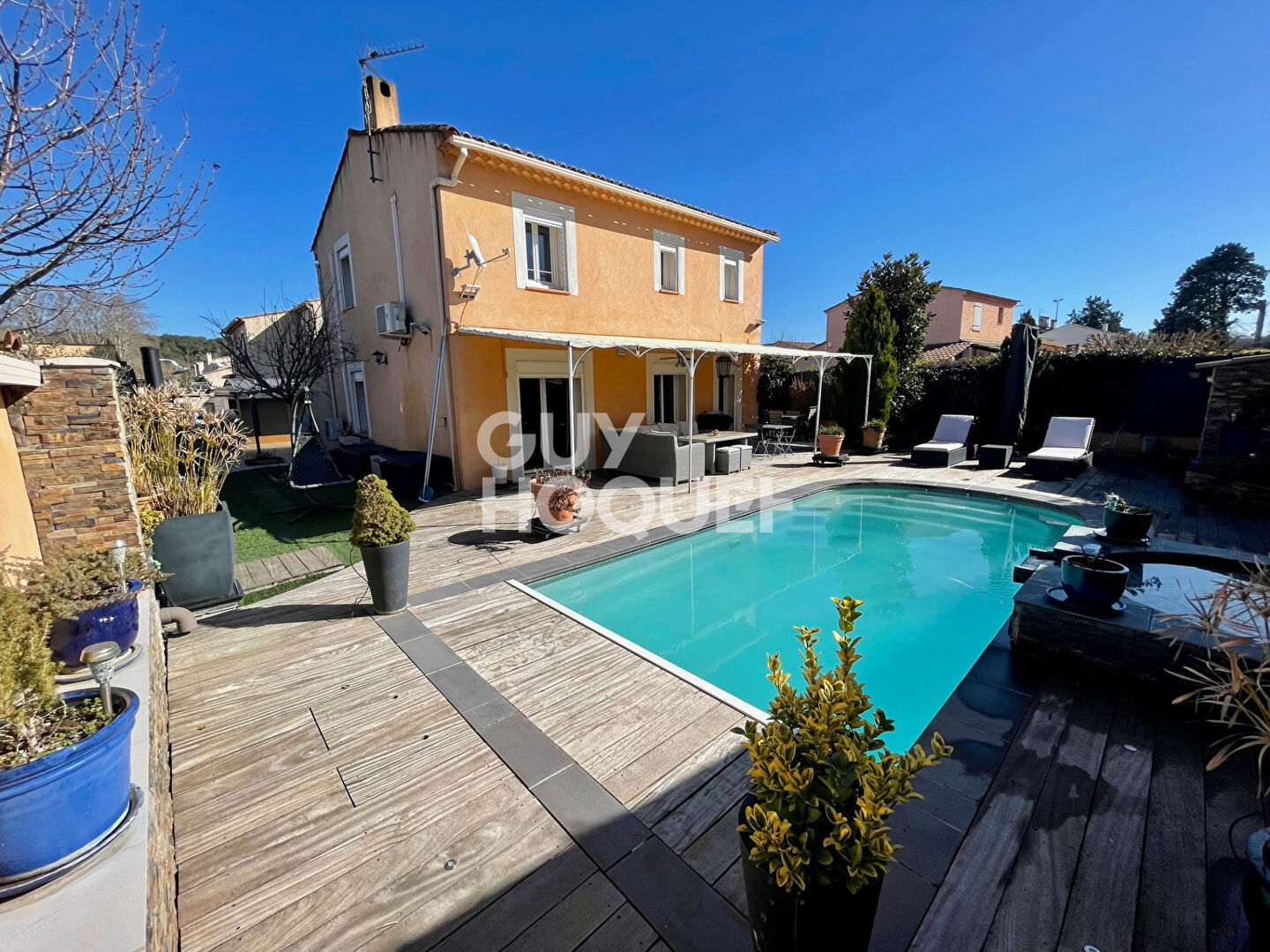 A Luynes, villa familiale  de 156 m2  sur terrain de 489 m2 avec piscine