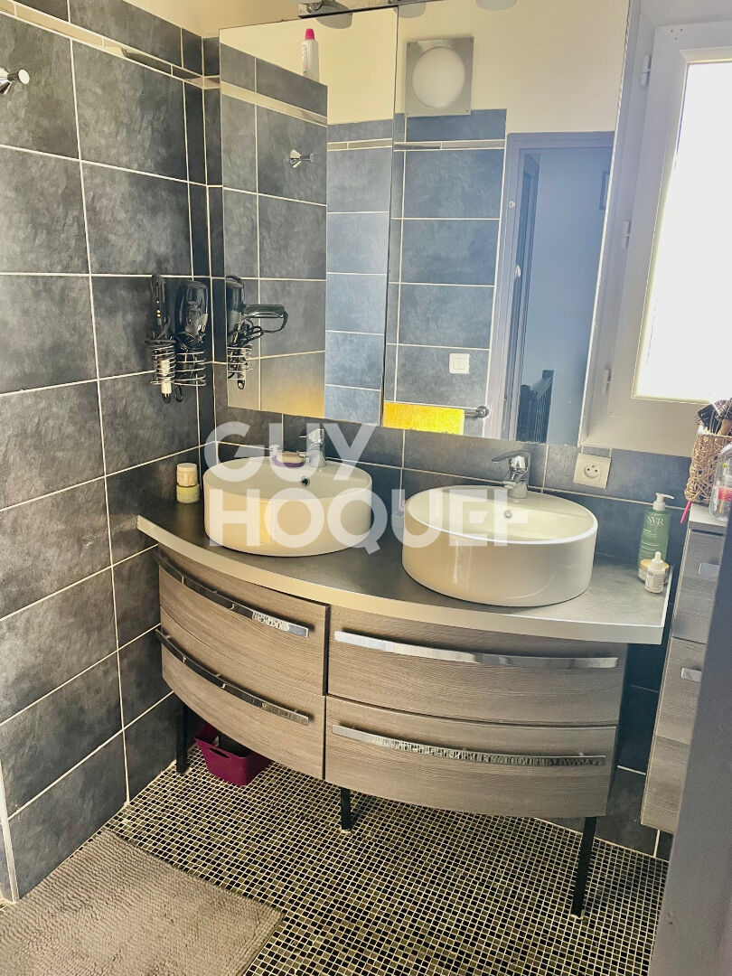 A Luynes, villa familiale  de 156 m2  sur terrain de 489 m2 avec piscine