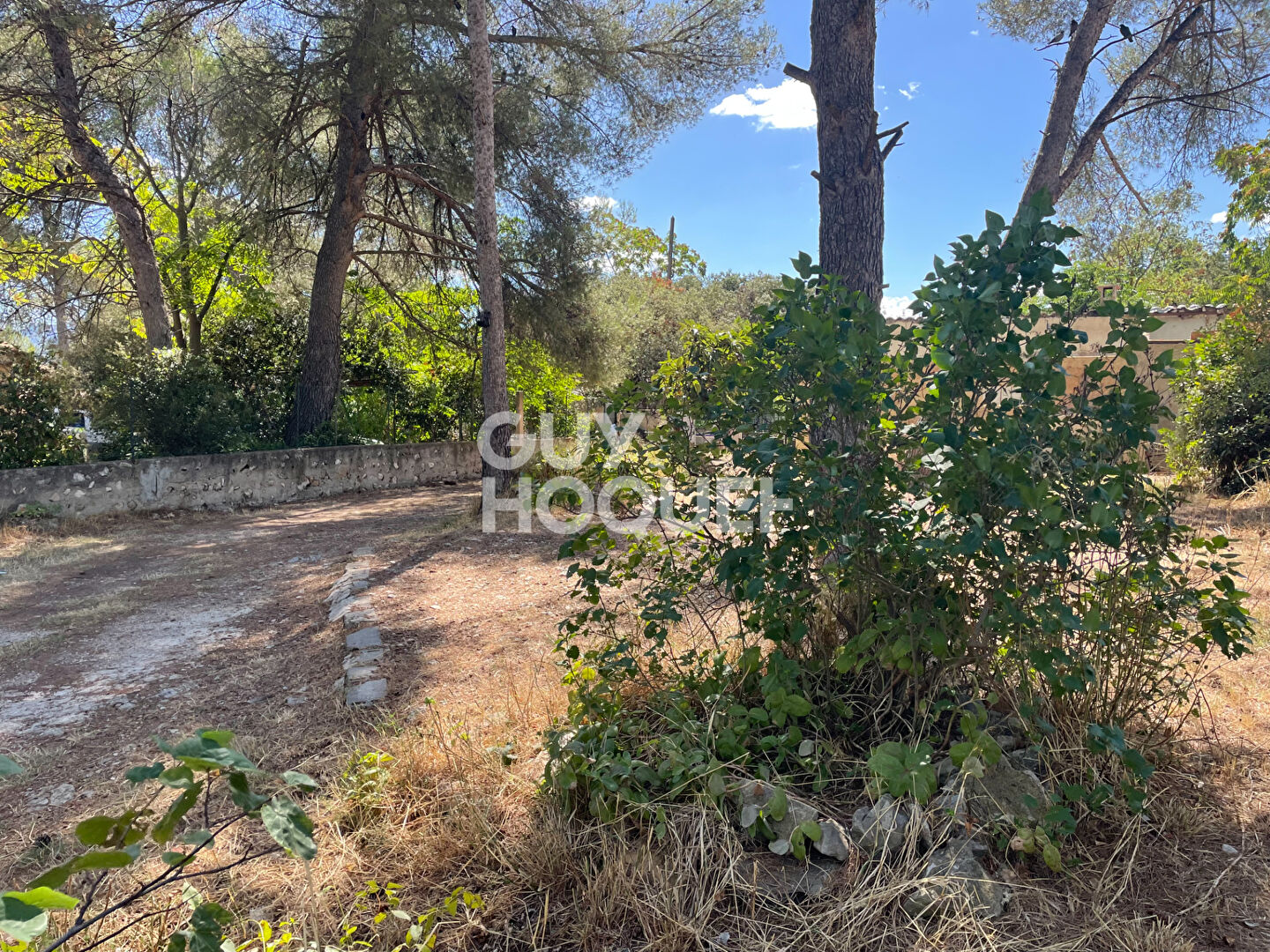Terrain d'environ 400 m² à CABRIES, environnement boisé et calme
