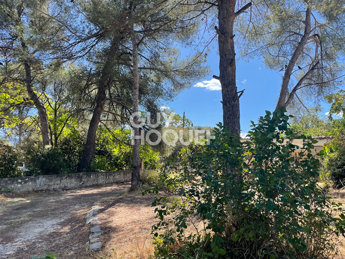 Terrain d'environ 400 m² à CABRIES, environnement boisé et calme