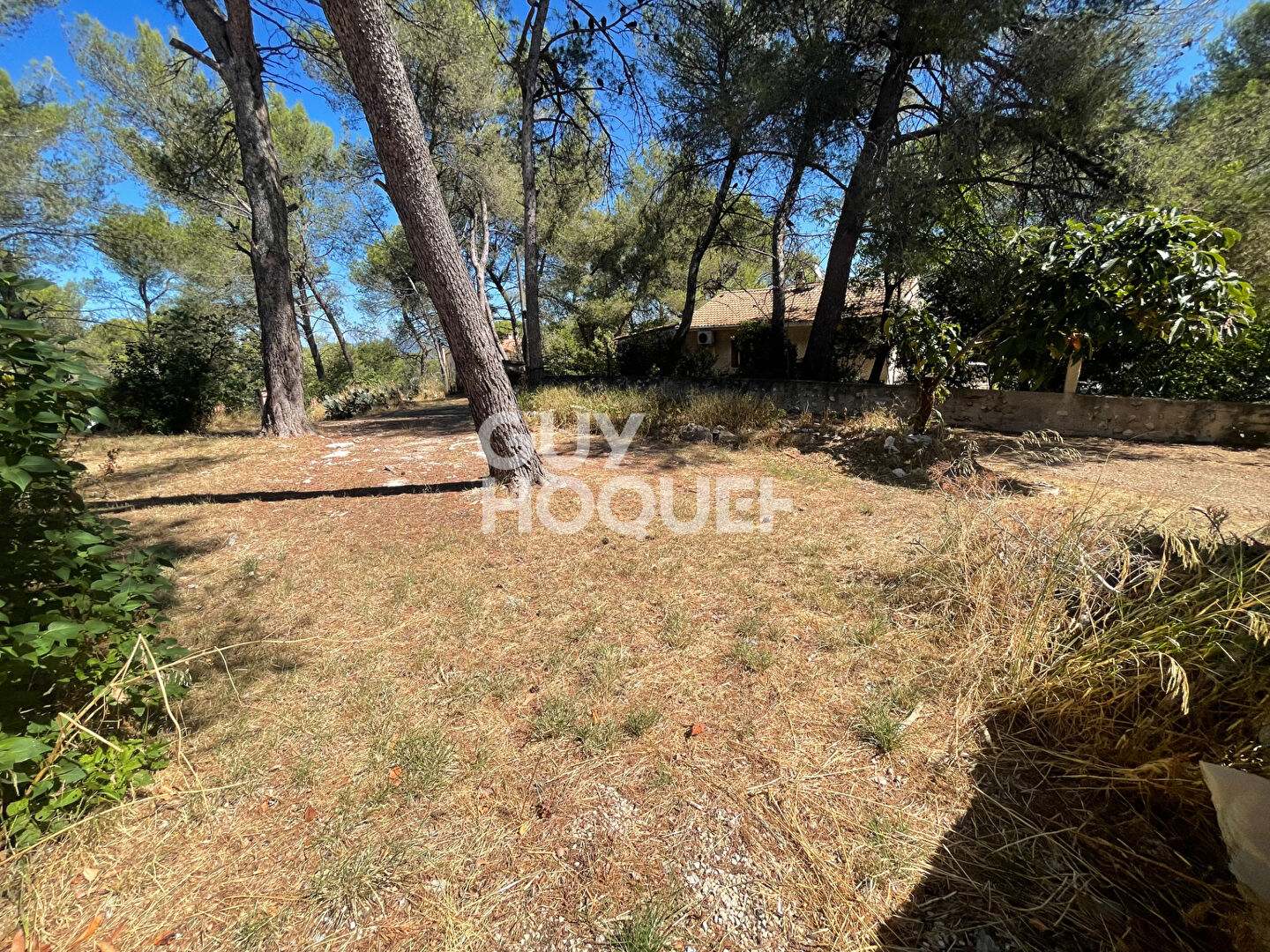 Terrain d'environ 400 m² à CABRIES, environnement boisé et calme