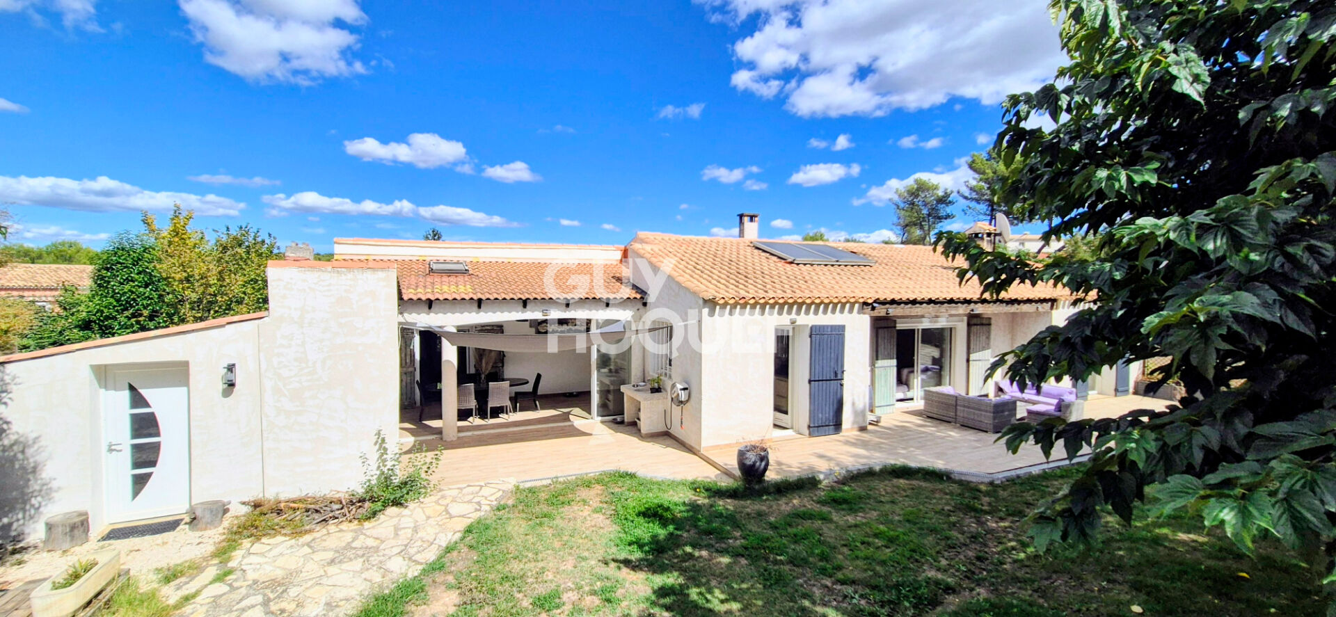 Maison familiale de plain-pied avec piscine-un havre de paix sans vis à vis. Gardanne limite Mimet
