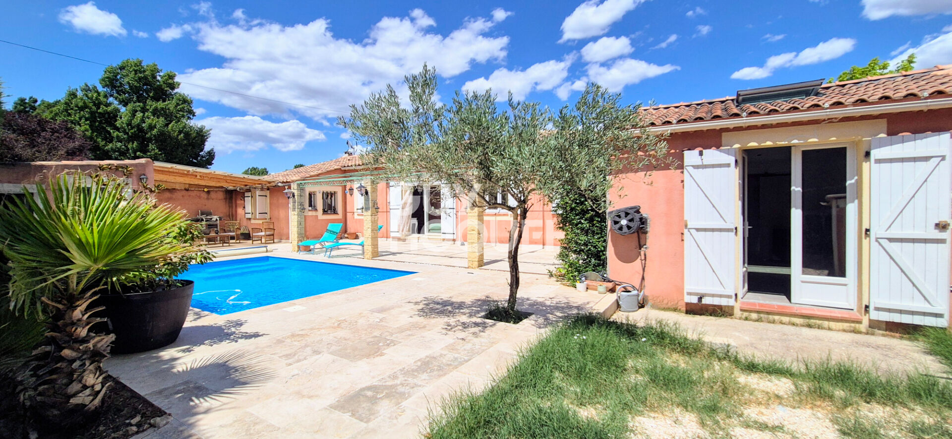 Luynes (13080), Maison de 130 m2 de plain pied  avec studio 24 m2, terrain de 536 m2 avec piscine