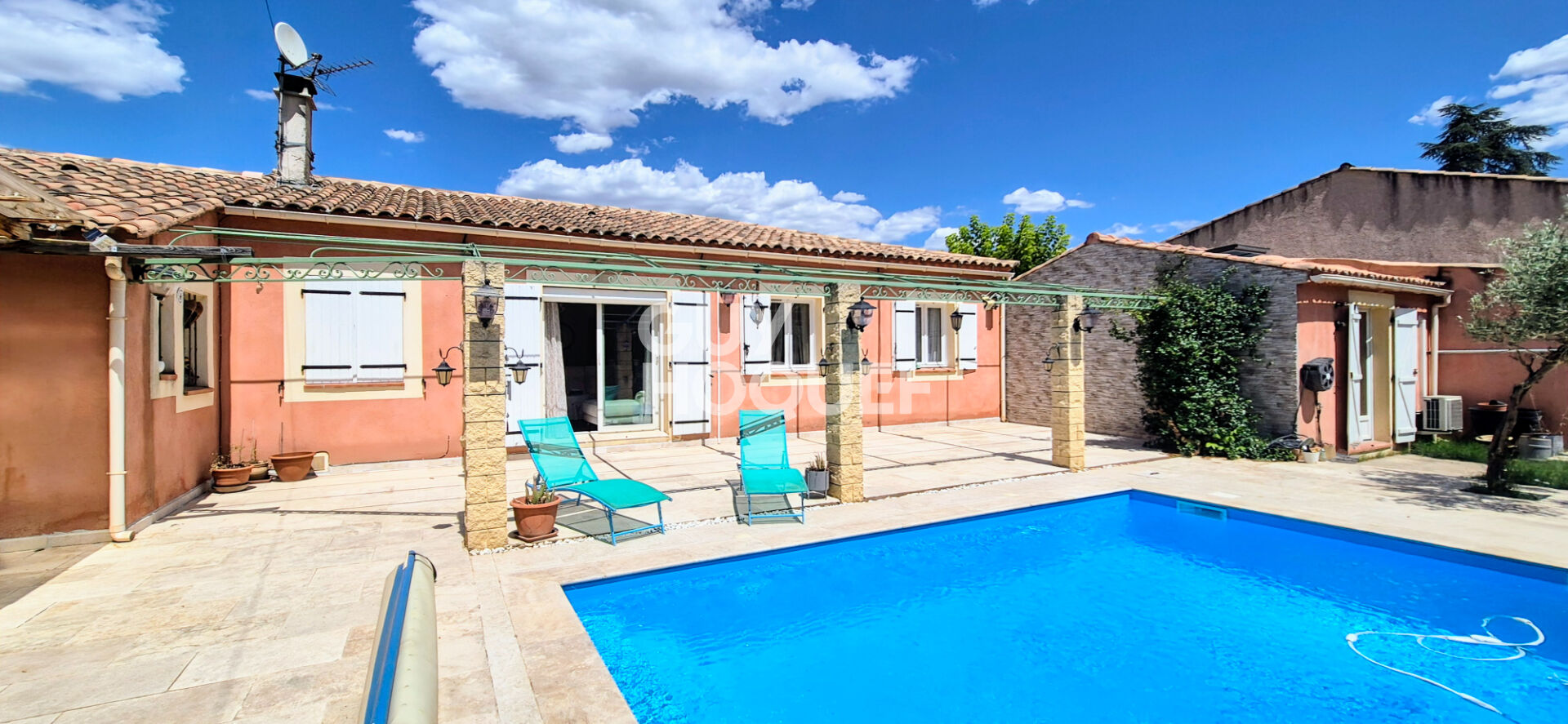 Luynes (13080), Maison de 130 m2 de plain pied  avec studio 24 m2, terrain de 536 m2 avec piscine